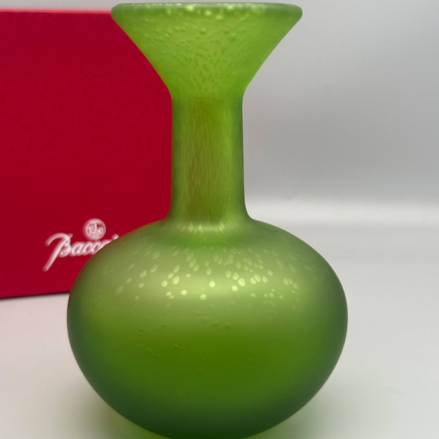 Baccarat vase en cristal vert façon « pâte de verre » .
Collection musée du Louvre .
Hauteur : 14,5 cm
Ø panse environ 10 cm
En parfait état , une belle couleur verte , signé du cachet Baccarat et marqué Musé du Louvre France au revers.
Dans sa boîte.
🛒 prix et disponibilité dans la boutique en ligne
#baccarat #vase #cristal #muséedulouvre #decoration #objetdeco #vert #savoirfairefrançais #misslittlebottle