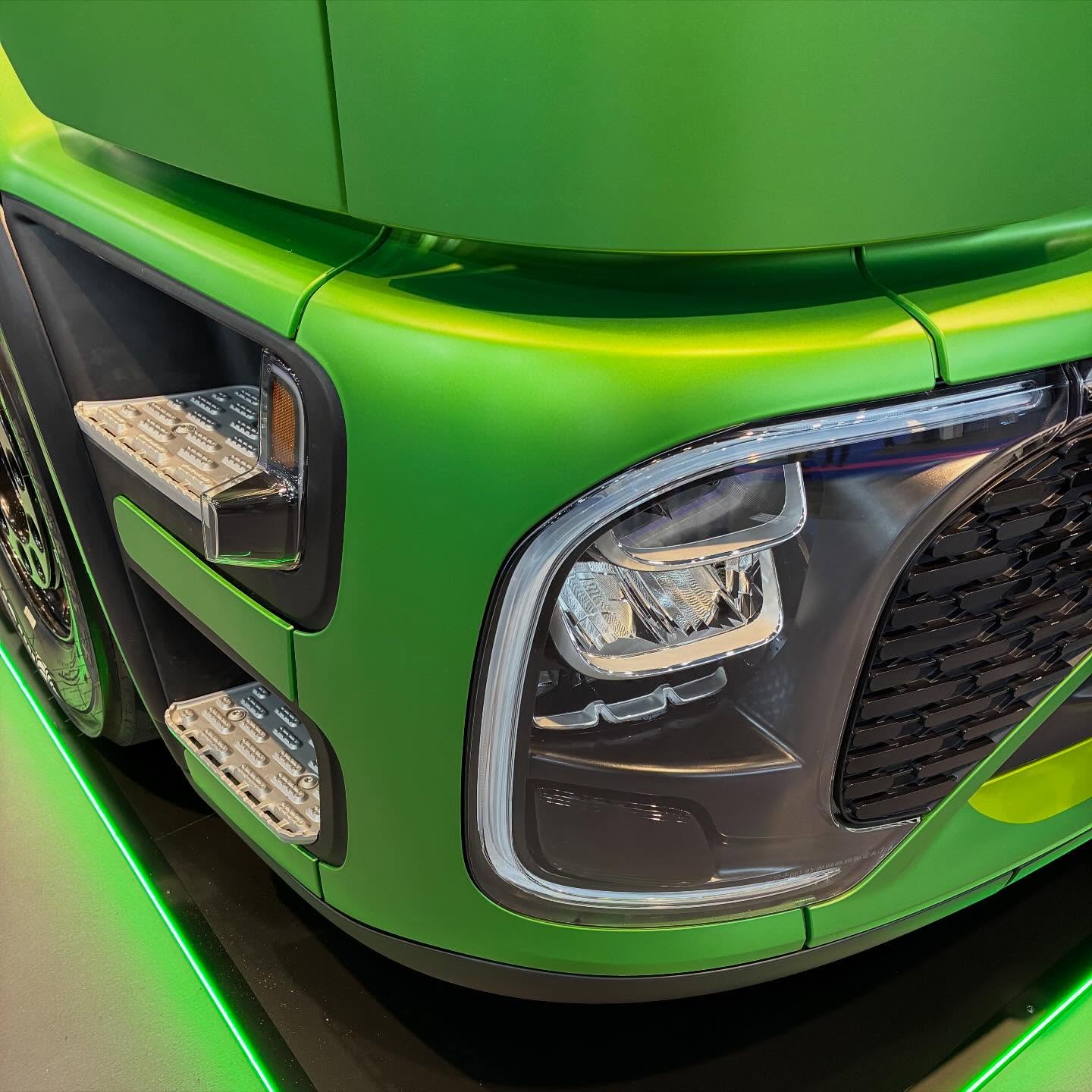 Le futur sera électrique, aérodynamique et avec une pointe d’hydrogène… Mais encore beaucoup de questions pour le rendre réel, notamment les infrastructures et les coûts d’investissement !
Deux journées de rencontres et de discussions passionnantes…
.
#solutrans #future #mobility #electric #hydrogen #transportation #design