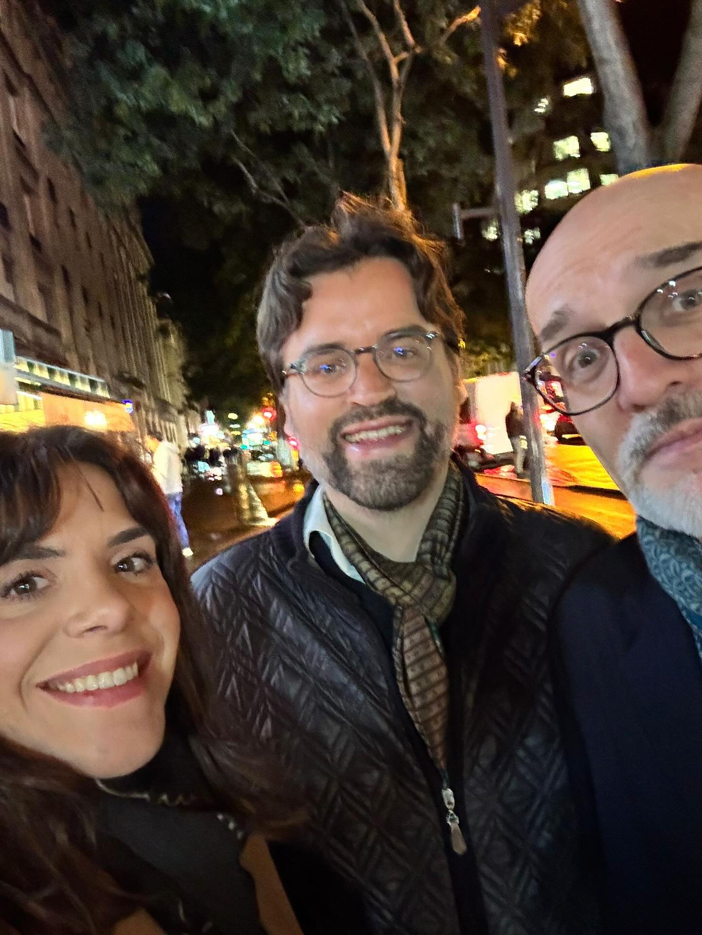 Bien chaussés les participants cheminent 30 bonnes minutes entre apéro et entrée puis entre entrée et apéro selon la distance entre 2 hôtes. L’occasion idéale de voir Paris by night. Les rapides sont à l’heure les lents en retard on dîne à pas d’heure les hôtes cessent de tenir le rythme le bazar est total : le soirée devient formidable 🥳🤪