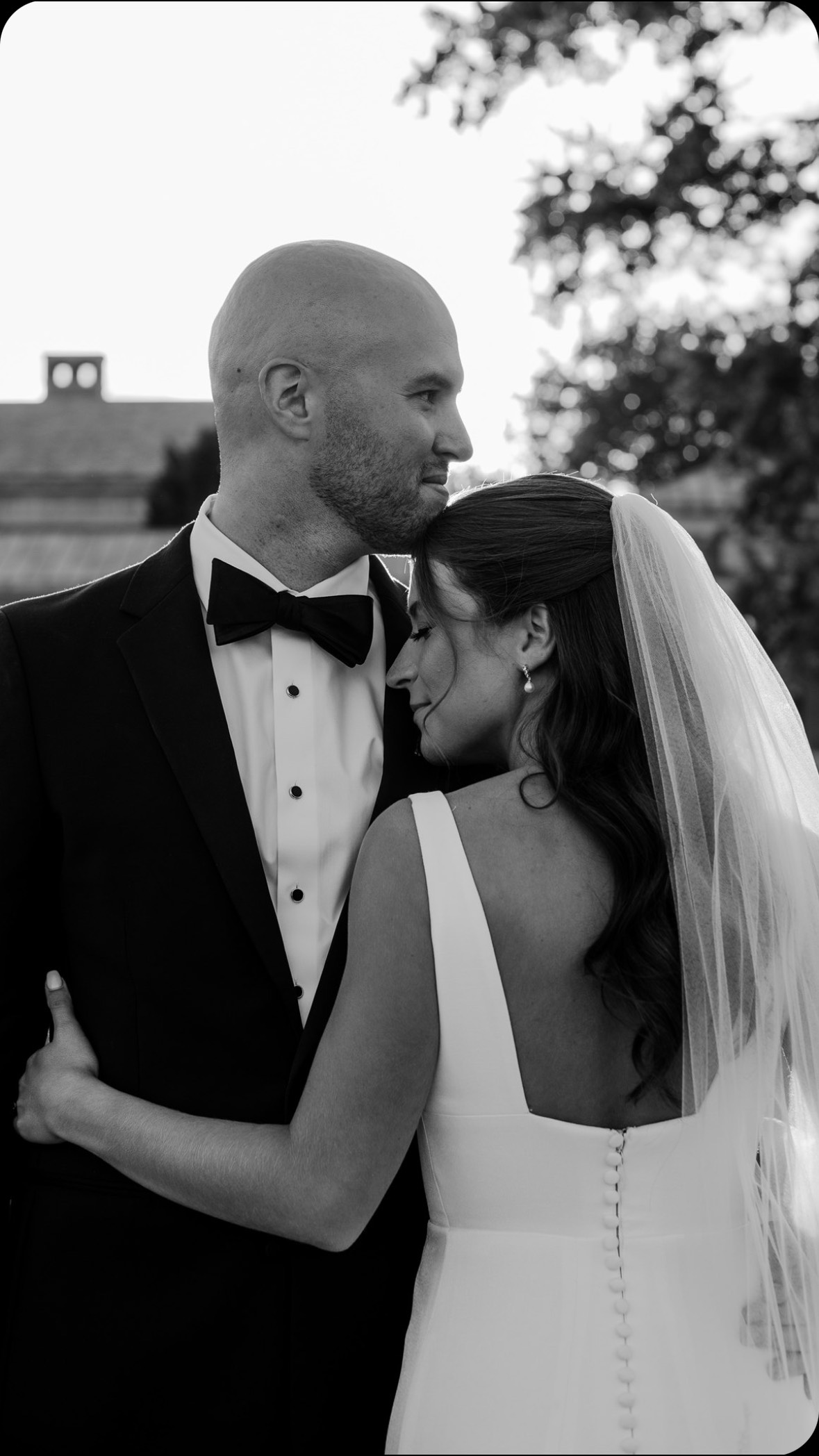 I know this makes me look so crazy 😂 but shutter drag is worth it for those late night party shots!