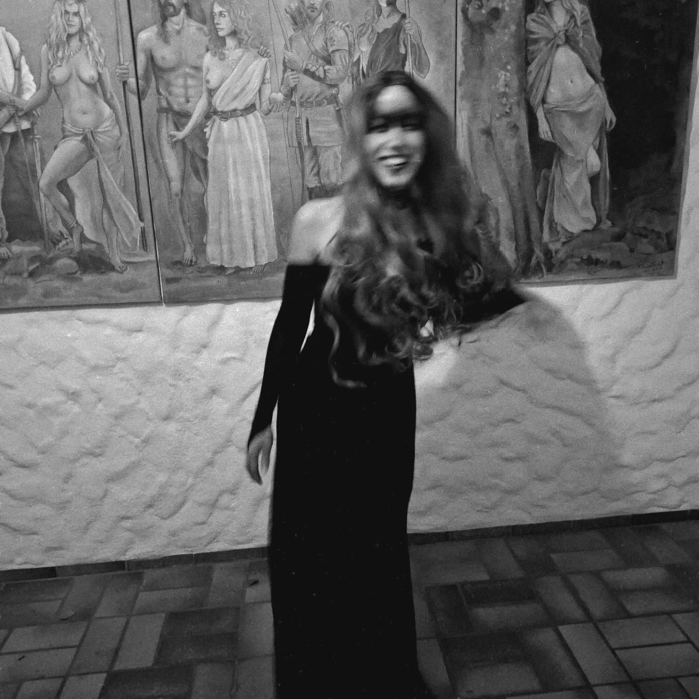 Ich bin die, die in der Tiefe lebt.
Die nicht flieht, sondern hier anfängt zu atmen.
In mir wohnt das Wilde & das Zarte, das Chaos & der Frieden.
Ich fürchte die Tiefe nicht, sie ist mein zu Hause.
Hier darf ich mich erinnern.
Ich bin nicht hier um an der Oberfläche zu treiben.
Ich bin hier, um tief zu fühlen.
Um zu bleiben, auch wenn es dunkel wird.
Hier wird es nämlich still und in dieser Stille finde ich mich.
Mit jeder Wahrheit, die sich zeigt,
komme ich mir selbst ein Stück näher.
In der Dunkelheit spüre ich Wärme.
In der Tiefe Geborgenheit.
Sie nährt mich.
Denn hier finde ich Wahrheit, Erkenntnis und mit ihr meine Essenz
🖤🦂🌊
#einfachfrausein #tiefe #lebendigkeit #wahrheit #weiblichkeit #innenwelt #heilung #wachstum #selbstliebe #bewusstsein #authentizität #selbstermächtigung