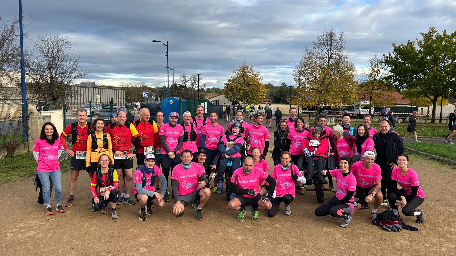 🏃♀️ Course des 3 Étangs – Un grand merci à tous ! 🌿
Quelle belle matinée sportive et solidaire !
Félicitations à tous les coureurs et aux équipages joëlette de Maxime et Lyly pour leur belle énergie et leur esprit d’équipe 👏
Un grand bravo également à Laurence, première de sa catégorie 🥇, et à Emy, qui monte sur le podium avec une superbe 3ᵉ place au scratch 🥉 !
Cette course marquait une étape importante pour nous : la première sortie avec notre nouvelle joëlette, rendue possible grâce au soutien de la Mission Handicap de TotalEnergies 🙏
Un immense merci également au Running Club Colombier Saugnieu pour son généreux don de 300 €, qui nous aide à poursuivre notre engagement pour l’inclusion par le sport 💪💛
Merci à tous pour votre présence, vos sourires et votre solidarité — c’est ensemble que nous faisons avancer la cause du sport pour tous !