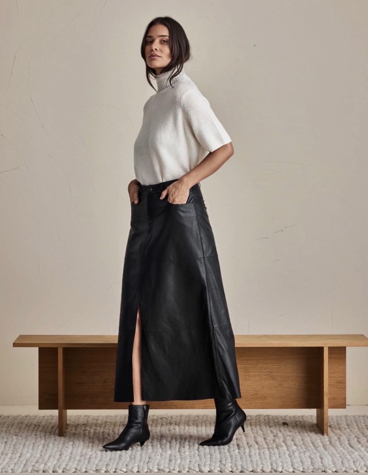 När det regner ute smakar både fika och shopping ännu bättre ☕️🍂
Hos Villa Ed by Glozzy hittar du både nyheter och plagg med 30% rabatt. Handla för 500 kr hos Villa Ed Inredning och få en liten gåva med på köpet, ni hittar även 40% på utvalt sortiment.
Ta en paus med fika eller en god lunch i vårt café, och unna dig en stund för dig själv en trappa upp med massage, ansiktsbehandling, hår eller samtal 🧖🏼♀️
Vi är stolta över att fortsätta vår Rosa månad här på Villa Ed, tillsammans stöttar vi Bröstcancerförbundets viktiga arbete 💗 Vi ses i helgen!
Vi på Villa Ed
Inredningsbutik @villaedinredning
Klädbutik @villaed_by_glozzy
Café & Bistro @cafevillaed
Frisörer @villaed.frisorerna
Injektionsbehandlare @beautylin.se
Kroppsvård & Massage @lindaholtzkroppsvard
Inemotion Psykologi @inemotionpsykologi
Keramik @lerkallan
Skulpturskogen Villa Ed