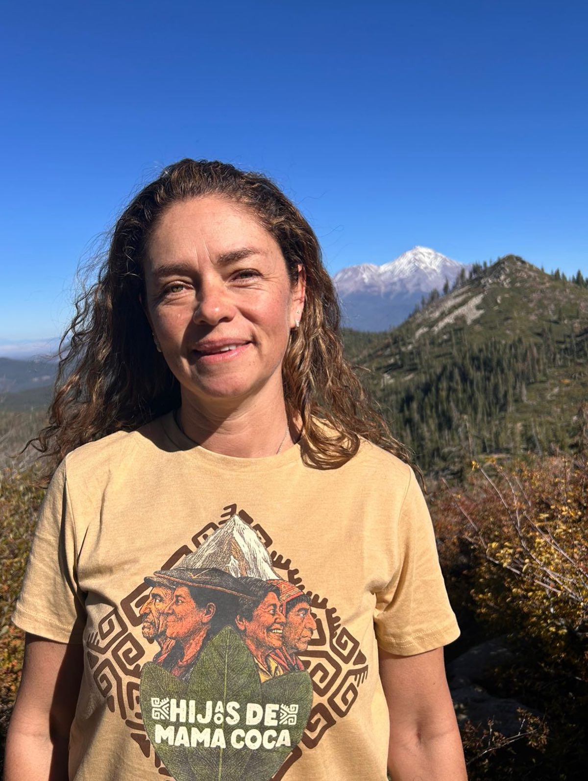 Gracias Nati @quedebonheur que con tu nueva creación Paqarina, nos regalas estos lindos polos/playeras para todos los participantes del documental Hijo/as de Mama Coca. Que tu medicina se siga extendiendo, como el mensaje de la coquita también, desde el monte Shasta al norte donde ahora estás, hacia todas las direcciones. Urpillay sonqollay 🍃