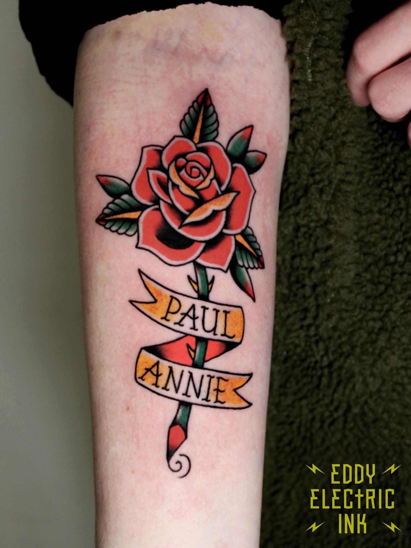A bold and bright memorial rose for Sandra 🌹
🏷️: #traditionaltattoo #traditionalart #traditional #traditionaltattoos #tradworkers #tradwork #tradworkerssubmission #tradtattoos #tradtattoo #oldlines #oldschool #oldschooltattoos #oldschooltattoo #lineworkerssubmission #boldwillhold #oldworker #traditionalflash #oldworkers#oldworkerstattoo #boldwillhold #tattooflash #flashtattoo #flashtattoos