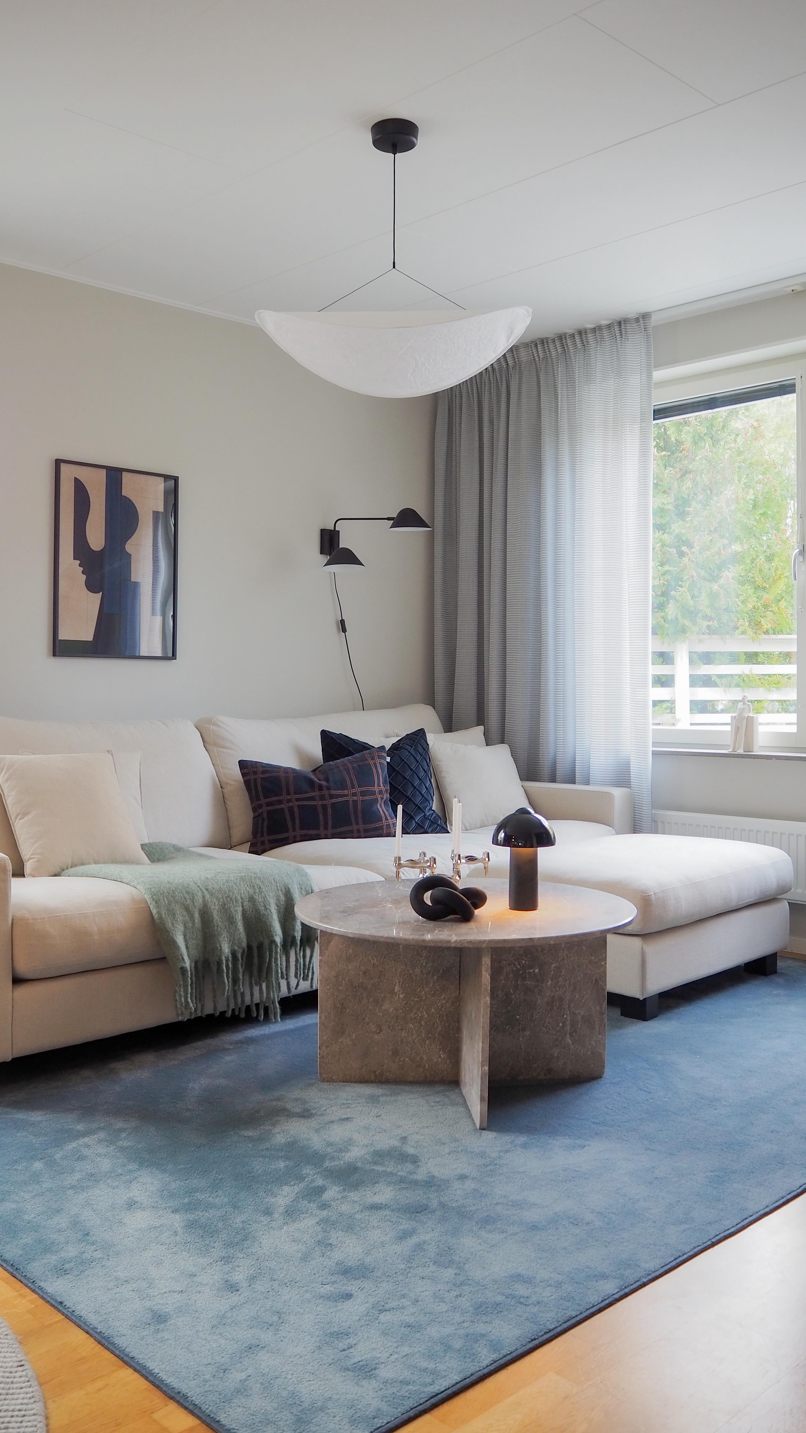 KUNDPROJEKT - Vardagsrum, matplats, hall och kök.
Dags för del två av mitt senaste färdigställda kundprojekt. Idag visar jag resten av nedervåningen nämligen vardagsrum, KUNDPROJEKT - Vardagsrum, matplats, hall och kök.
Dags för del två av mitt senaste färdigställda kundprojekt. Idag visar jag resten av nedervåningen nämligen vardagsrum, matplats, hall och kök.
Kunden önskade en modern, ljus och hemtrevlig inredning med ljusare träslag. Därför målades alla väggar i kök, vardagsrum och hall i @jotunsverige ’s kulör Kalk. En kulör med varmare toner som gör sig riktigt bra i det här huset. Som accentfärger plockade jag in grönt och blått och detaljer i svart.
I vardagsrummet fick soffan Valen från @sweef_furniture ta plats tillsammans med en måttbeställd matta, Nellie, från @golvabia och @happyhomesnykoping . De fantastiska gardinerna i tyget Nebbiolo kommer från @astridtextiles (med proffsleverans från @ahsgardiner). TV-bänk från @ikeasverige och soffbord från @mionykoping
Matplatsen fick ett runt bord med klädda stolar, perfekt för detta utrymme! Och som kronan på verket taklampan Semi Pendant från @gubiofficial 🌟
Hallen fick en inbjudande inredning med snygga och klassiska klädhängare från @essemdesign och praktiska mattor från @dixieswedendesign
Köket fick en make over light i form av ny bänkskiva och stänkskydd från @puustelli.nykoping tillsammans med nya beslag från @freyahome. I köket skapades också en liten vi hörna och kompletterades med barstolar från @normanncph. Matta från @classiccollection.se och taklampor från @globenlighting 💡
Stay tuned för tredje och sista delen av det här projektet!
#inredningsdesigner #inredarenyköping #inredarenorrköping #vardagsrumsinspiration #ljussoffa #sweef #runtmatbord #gubi #vinhörna #inredahall #matplatsinspo #puustellikök #golvabia