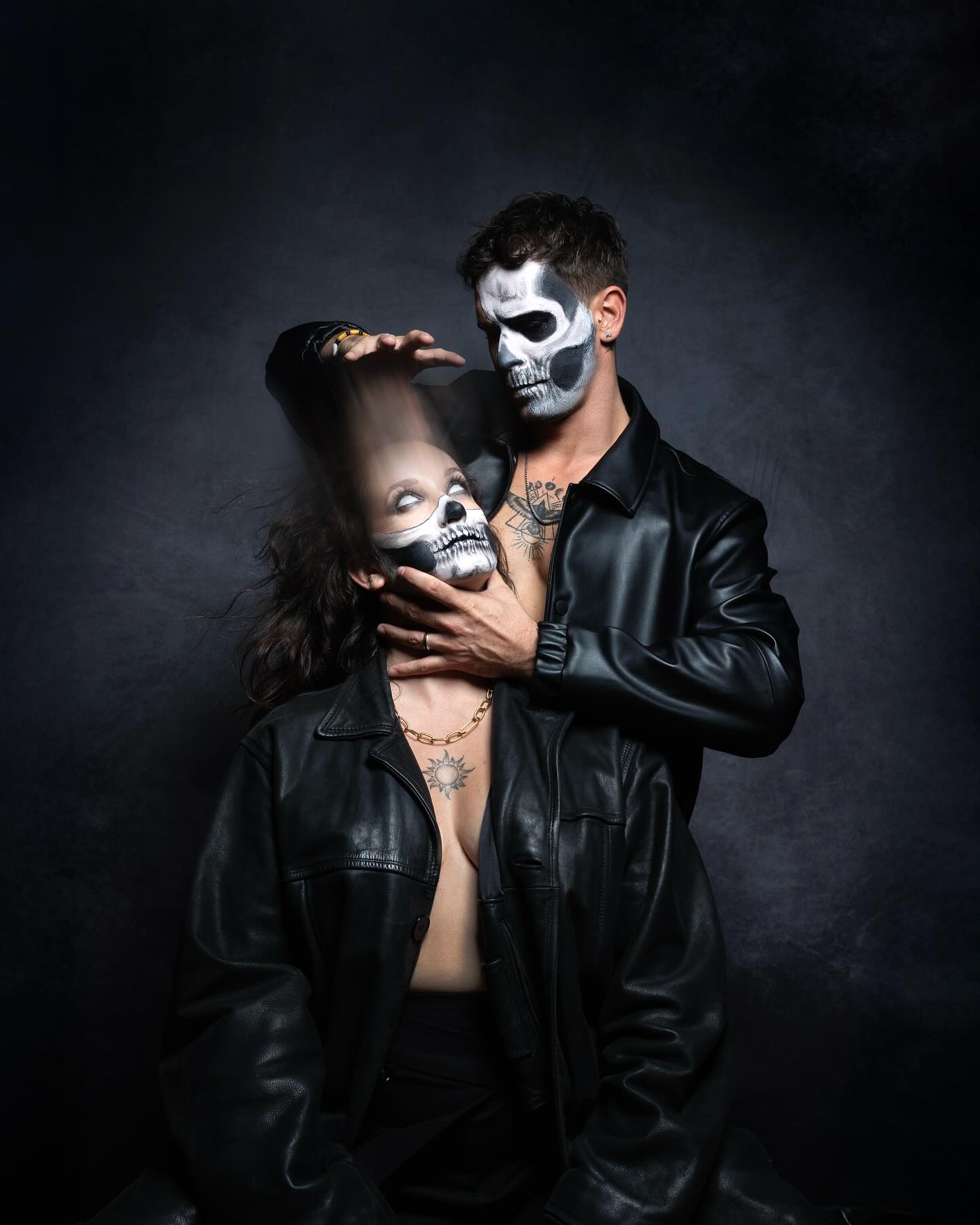 Il ne s’agit pas de voler, mais d’absorber ce qui brille chez l’autre. Comme si nos âmes savaient reconnaître la lumière, même lorsqu’elle se cache sous un masque. Aspire le talent, inspire la force et laisse naître quelque chose de nouveau, entre deux souffles.
Make up 💄 @amelie_jonquet
Photographe @jordan_couche
Studio de Montpellier