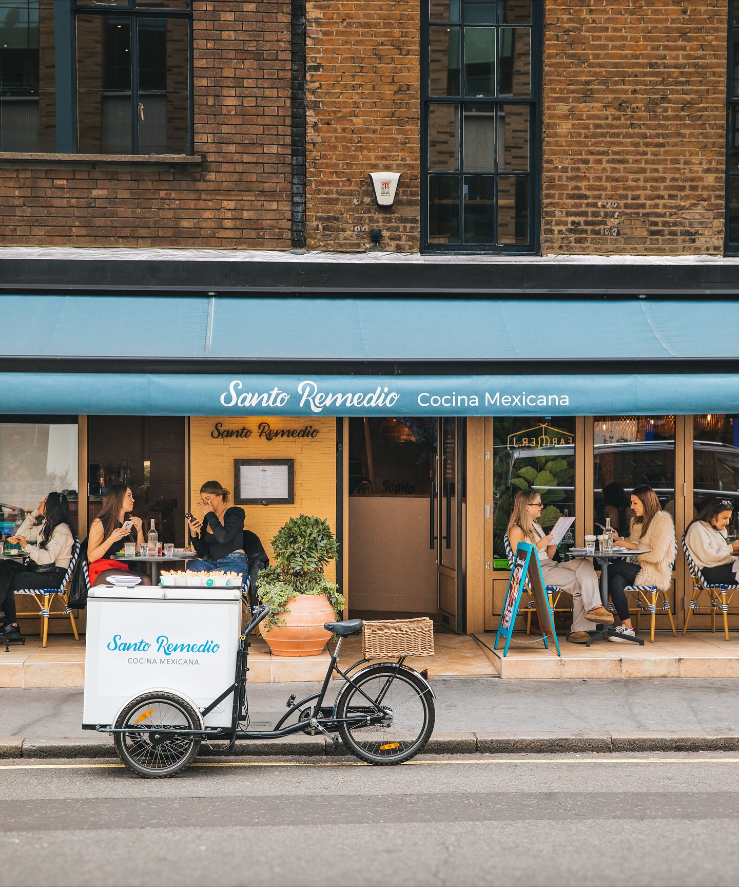 Join us at Santo Remedio Marylebone on Sunday, November 2nd for a special Day of the Dead celebration lunch honouring life.
Enjoy a menu curated by @edsondiazfuentes - starting with a mini sope topped with traditional Oaxacan Chicatana ants salsa, followed by zesty yellowfin tuna ceviche verde alongside El Camino Jarocho cocktail with Corte Vetusto Espadin Mezcal.
For mains, choose from Sea bass with Green Mole, pork belly in Pink Mole, or chicken Enchiladas with Black Mole, all paired with our signature La Ofrenda Patron Tequila cocktail.
This celebration also marks our first birthday in Marylebone, a year of sharing Mexico’s flavours and traditions with you!
Colectiva Sonera De Los Valles Centrales De Oaxaca bringing authentic Mexican rhythms throughout the afternoon.
Last seatings available at 12pm. Join the fiesta by clicking the link in our bio! 🇲🇽
#SantoRemedio #London #Marylebone #Mexican #Londonfood #Mexicanrestaurant #SantoRemedioUK
#mezcal #tequila #cortevetusto #patrontequila