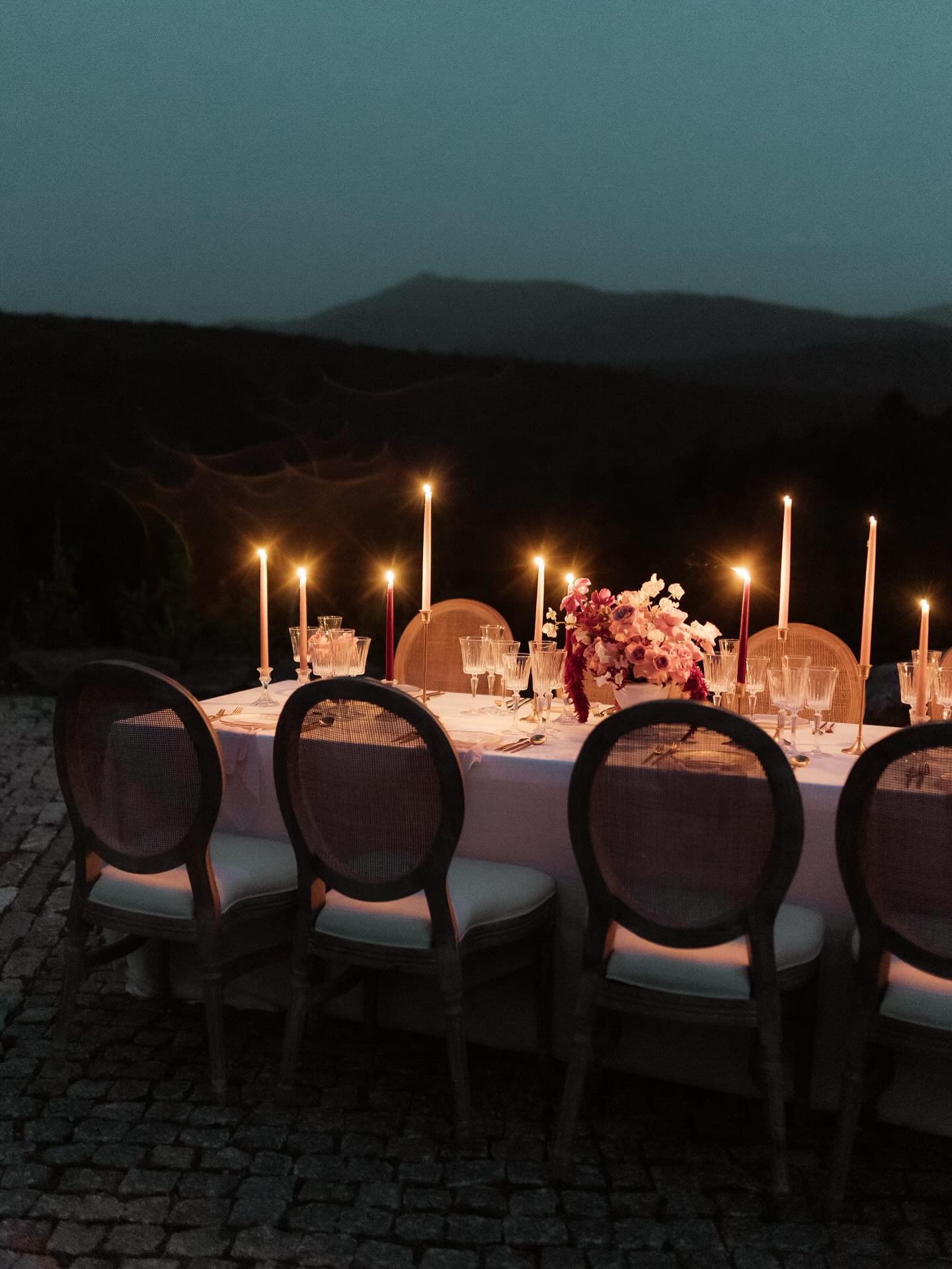 La rencontre de l’élégance, de la lumière et d’une subtile touche de couleur ❤️
Photographe : @cremeuxphoto
Vidéaste : @beau_video
Organisation et design : @erikaco.events
Lieu : @chateausteagnes
Fleurs : @studio_ck_flowers
Robes : @boutiquenataliaexclusif
Costume : @suitablee
Papeterie : @imaginejoy
Gâteau : @henriettedesserts
Maquillage et coiffure : @atelierevablanca
Location : @celebrationsgroup @divalocation et @tenuedesoiree_