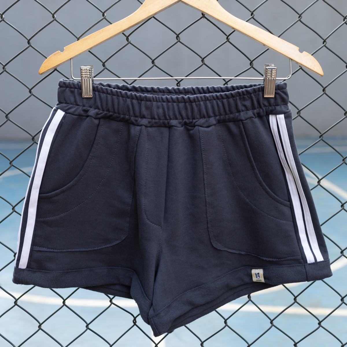 🚀 Lançamento PLUS SIZE e Convencional! Seu Shorts Favorito Chegou do M ao G1! ✨
📢 AQUI TEM PARA VOCÊ!
Cansada de só encontrar o básico? Seu desejo é uma ordem! O nosso Shorts Moletinho Esportivo, sucesso absoluto em conforto e estilo, agora está disponível em uma grade de tamanhos super inclusiva: do M ao G1!
Por que você precisa do Shorts Duas Listras Jango?
Conforto que Abraça: Feito em moletinho macio e com cós elástico, ele se ajusta perfeitamente, garantindo total liberdade de movimento.
Detalhe Estiloso: As faixas laterais, um clássico do sportwear, alongam a silhueta e dão aquele toque sporty-chic que a gente ama!
Inclusão de Verdade: Nossa missão é vestir todos os corpos com qualidade e moda. Por isso, a modelagem foi pensada no conforto do M ao G1!
Comente abaixo qual dessas 3 cores (Preto, Grafite ou Azul) vai para o seu carrinho hoje! 👇