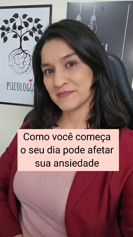 Você sabia que o seu cérebro decide como vai ser o seu dia antes mesmo de você terminar o café da manhã? ☕🧠
A neurociência explica que, logo nas primeiras horas do dia, o cérebro está observando tudo pra entender se você está em segurança ou em perigo.
Quando a manhã começa com pressa, notificações, autocobrança e correria, a amígdala — uma área ligada ao nosso sistema emocional — entende que existe uma ameaça.
E aciona o eixo do estresse, liberando cortisol e adrenalina.
Ou seja: você começa o dia em alerta, mesmo sem perceber.
Mas quando o dia começa com calma, com pausas, com presença…
ou até com um simples café tomado sem pressa ☕
o cérebro ativa o córtex pré-frontal, responsável por regular emoções e manter o equilíbrio interno.
💛 Pequenas escolhas logo cedo mudam o ritmo da mente o resto do dia.
Não é frescura.
Quer aprender muito mais sobre ansiedade? Me acompanhe por aqui!!