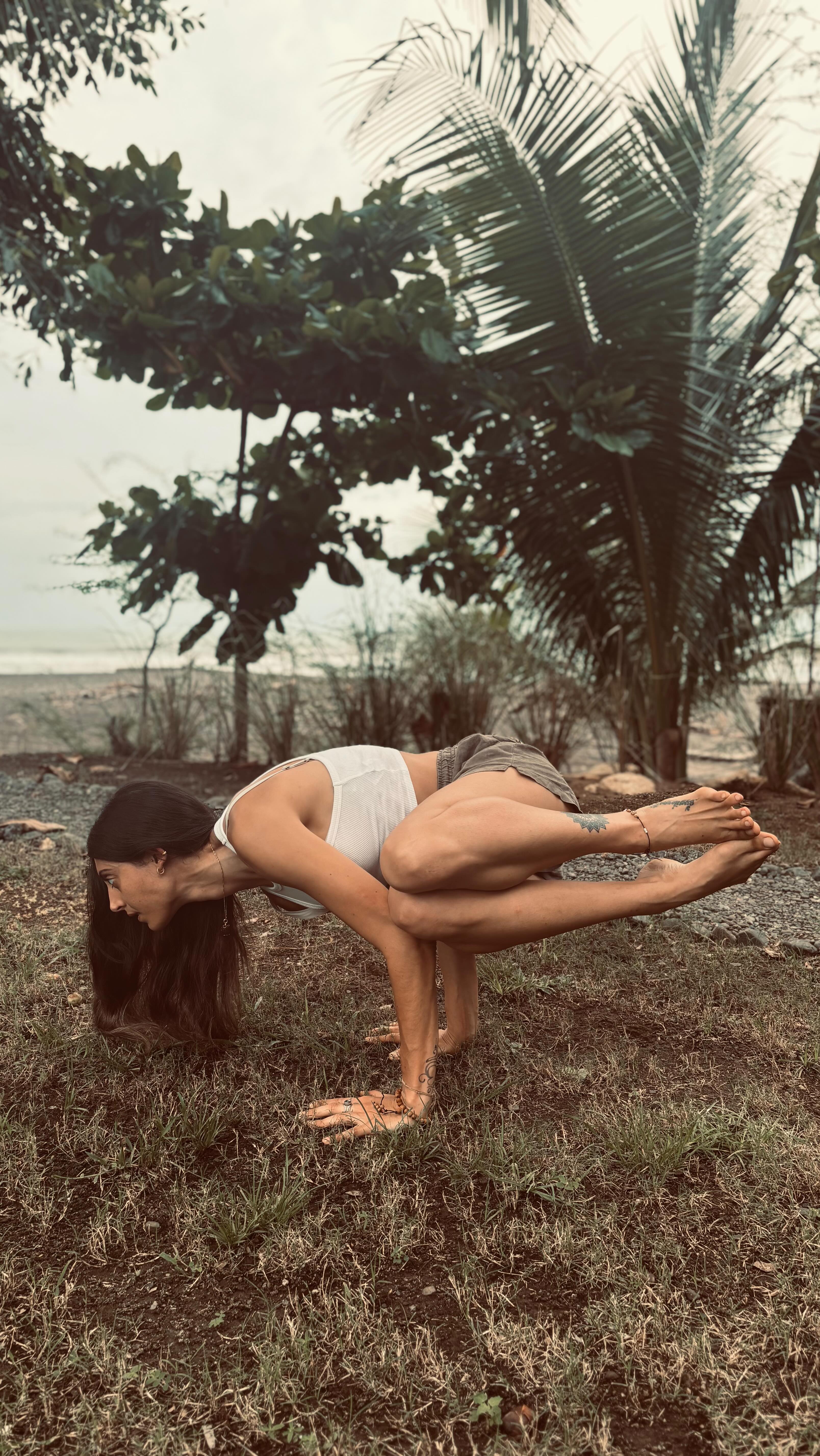A pre/post travel flow to move the body and rebalance energy before and or after sitting and being on the go for a long time. Simple and feel-good with some vāta balancing āsanas. Follow with śavāsana and anulom vilom prānāyāma to complete the practice.🧘🏻♀️
Hari ॐ
#yogasana #preposttravel #posttravelyogaflow #asanapractice #vatabalancingasanas #yogaayurveda #anulomvilom #calmingasanas #simple #feelgood