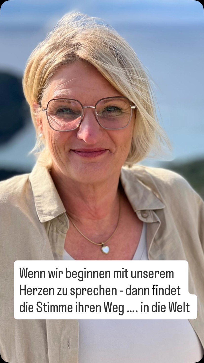 Der Ausdruck unserer Seele möchte mitgeteilt werden !
Meine Stimme ist nicht mehr leise oder zurückhaltend - sie ist frei und klar wie nie zuvor !
Viele Jahre Zurückhaltung aus Angst etwas Falsches zu sagen und unterdrückte Gefühle führten mich durch mein Unterbewusstsein, dort erhielt ich die Erkenntnis, daran wachsen zu wollen und dass alles heilbar ist.
Es gab Zeiten in meinem Leben, in denen ich in lauten Gesprächen, ganz besonders, wenn es um Andere ging, immer stiller wurde. Über meine eigenen Themen zu sprechen und darüber, dass ich mich meinen Ängsten gestellt habe, ehrlich hingeschaut und daran gearbeitet habe,,, hatte damals in meinem Umfeld, in unserer Gesellschaft gar keinen Platz .
Während Andere im Außen nach Anerkennung, Status und Erfolg suchten, habe ich begonnen nach innen zu schauen - zu mir selbst.
Und genau darüber spreche ich heute !
Über das, was echt ist. Über meine Wahrheit.
Meine Stimme ist nicht mehr zurückhaltend, sie ist klar und frei.
Es ist Transformation.
Und es geht weiter - immer weiter
Egal was Andere sagen.
@speakerstarsallianz2026
#vertrauen#wachstum#knotenlösensich#heilungbeginntbeidir#ausdruck#halschakrahealing#mut#mut#mut
