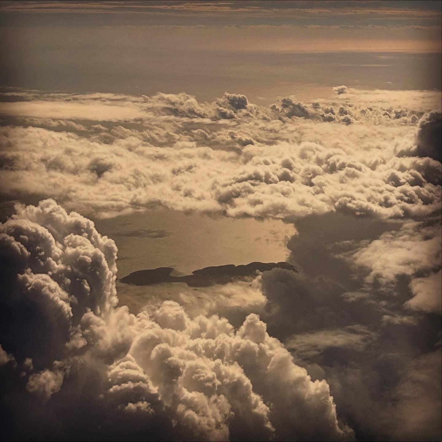 La mer adriatique sous la mer de nuages
#meradriatique #mer #nuages #croatie