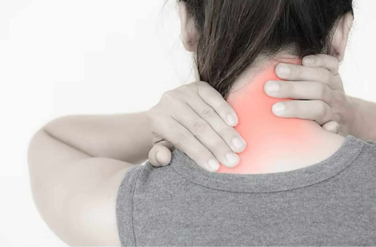 【専門解説】交通事故後のむち打ちは、なぜすぐ痛みが出ないのか?
─ 安佐南区で交通事故治療ならHALE整骨院へ ─
🩺 事故直後は「痛くない」のに、数日後に痛くなる…
それ、むち打ちのサインです
交通事故に遭った直後は、意外と痛みを感じないことがあります。しかし、2〜3日後になって「首が回らない」「肩が重い」「頭がズキズキする」といった症状が現れる方が多いのです。
この“時間差の痛み”こそ、むち打ち(頚椎捻挫)の典型的な特徴です。
🧠 なぜ、交通事故の後すぐに痛みが出ないのか?
その理由は大きく3つあります。
① 事故直後は「アドレナリン」が痛みを感じにくくする
事故の瞬間、体は強いストレスを受け、「アドレナリン」というホルモンが大量に分泌されます。これにより、痛みを一時的に感じにくくなるのです。
体が落ち着き、アドレナリンの分泌が止まると、徐々に首や肩の痛み、頭痛、倦怠感などが出てきます。
② 筋肉や靭帯の炎症は「遅れて進行」する
交通事故の衝撃で筋肉や靭帯が微細に損傷しても、炎症反応がすぐにピークを迎えるわけではありません。
数日〜1週間かけて炎症が広がり、時間差で「ズーンとした痛み」「重だるさ」が出てくるケースが多いです。
③ 首の骨格・神経のズレが「後から症状を悪化」させる
衝撃によって頚椎(けいつい)のバランスが崩れると、神経や血流の流れが悪くなり、肩・腕のしびれ、頭痛、めまいなどが現れることがあります。
この状態を放置すると、慢性痛や後遺症につながるリスクもあります。
⚠️ 「数日経てば治る」と放置するのは危険!
最初は軽い違和感でも、放置すると…
首が動かしにくくなる
天気が悪いと痛みが出る
頭痛・倦怠感が長引く
集中力が落ちる
といった慢性的な不調に進行することも。
事故後に少しでも違和感を感じたら、早めの受診が何より大切です。
🏥 安佐南区で交通事故治療なら「HALE整骨院」へ
HALE整骨院は、交通事故治療・むち打ち施術の専門院として、これまで多くの患者様の回復をサポートしてきました。
🩹 当院の交通事故治療の特徴
✔ トリガーポイント療法×骨格矯正で根本改善
筋肉の深部にある「痛みの引き金(トリガーポイント)」にアプローチし、骨格の歪みを整えることで、再発しにくい身体づくりを行います。
✔ 自賠責保険が使えるから窓口負担0円
交通事故によるケガは、自賠責保険の適用で実質負担なし。保険会社とのやり取りや書類手続きも、当院がしっかりサポート。
✔ 病院との併用・転院もOK
病院で検査を受けながら、整骨院でリハビリを続けることも可能です。他院からの転院相談も多数あります。
🗣️ 実際の患者様の声
「事故直後は痛くなかったのに、3日後から首が動かなくなりました。HALE整骨院に通ってから徐々に軽くなり、今では違和感もありません。保険のことも丁寧に説明してもらえて安心でした。」
🚙 通いやすい安心の環境
安佐南区でアクセスしやすい立地
駐車場あり
夜まで受付
予約優先で待ち時間なし
忙しい方でも無理なく通えます。
🌈 まとめ:違和感を感じたら、すぐに相談を!
交通事故後は、すぐに痛みが出ない=問題がないではありません。体の奥に潜む損傷を、専門的な検査と施術でしっかりケアすることが大切です。
安佐南区で交通事故治療・むち打ち施術をお探しなら、👉 HALE整骨院にお任せください。
あなたの身体を、全力で回復へ導きます。