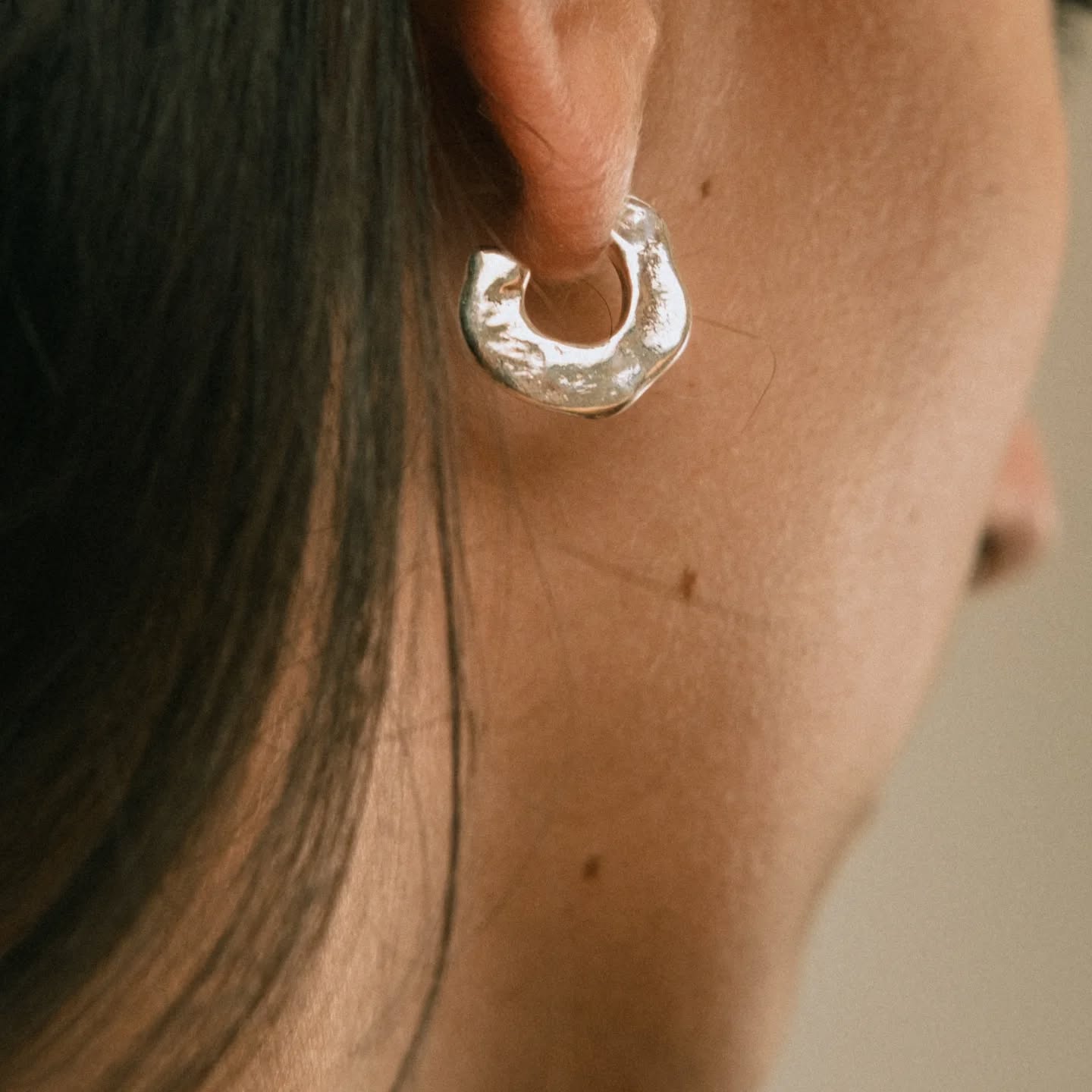 Reti Hoops
Photography: @markoulis.a
Model: @annarousso
#jewelry#earrings#silverjewelry#handmadejewelry#metaltexture#silver925#mikarojewelry