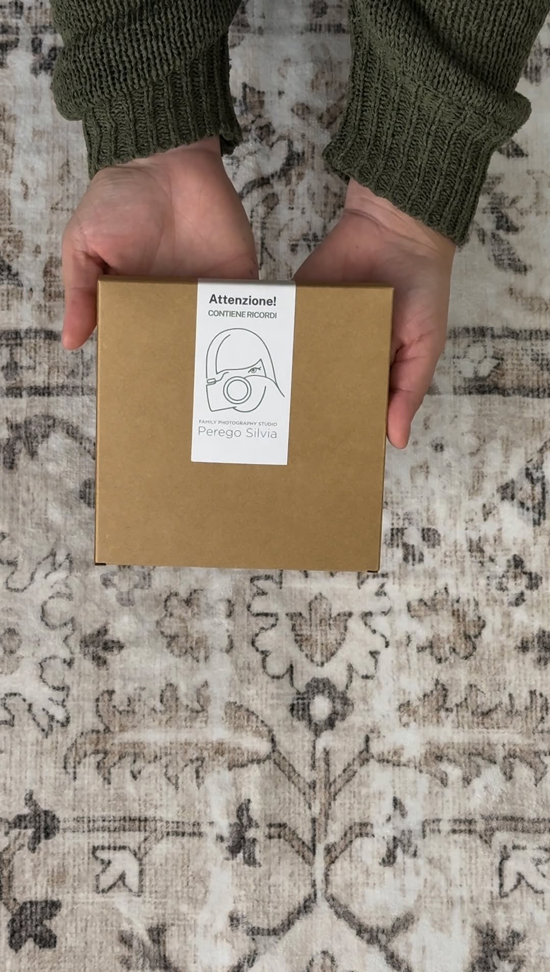 Hai mai pensato di regalare un ricordo che durerà per sempre? ✨
Un servizio fotografico è un modo per dire “ti voglio bene” in modo autentico, per conservare emozioni che dureranno nel tempo. 🤍
Ma cosa rende speciali le nostre Box regalo?
• Confezionate con amore e cura, pronte da donare 🎀
• Personalizzabili con dediche che toccano il cuore 💌
• Validità di 12 mesi 📅
• Spedizione gratuita direttamente a casa vostra 🚚
💌 Visita la sezione “Regala” su peregosilviafotografa.it e scegli la Box perfetta per sorprendere chi ami.
📍 Ci trovi in Via Stazione 4, Castelletto Sopra Ticino
(NO) – sul Lago Maggiore, facilmente raggiungibile da
Novara, Varese e Milano.
#studiofotografico #PeregoSilviaFotografa
#CastellettoTicino #ricordifelicidifamiglia #GiftBoxFotografica #RegalaEmozioni #IlRegaloPerfetto