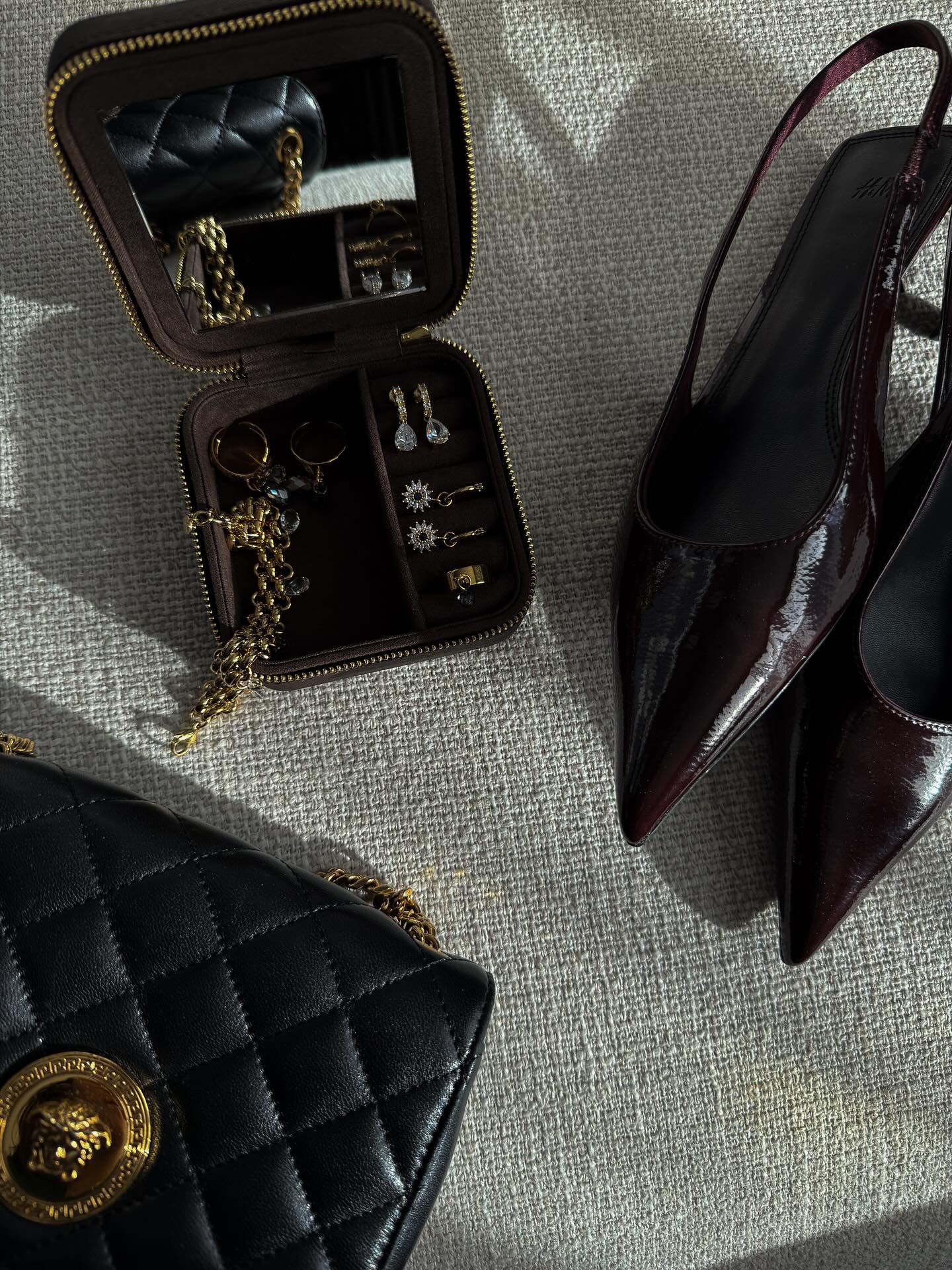 Smykkeskrin i reisestørrelse er ikke bare praktisk til jobbtur og ferie, men er også genialt å bruke hvis du skal på vors, vil passe på smykkene når du sover eller for enkel oppbevaring hjemme ✨ på wahlwest.com finner du smykkeskrin med bokstaver i flere farger og materialer 👌🏼