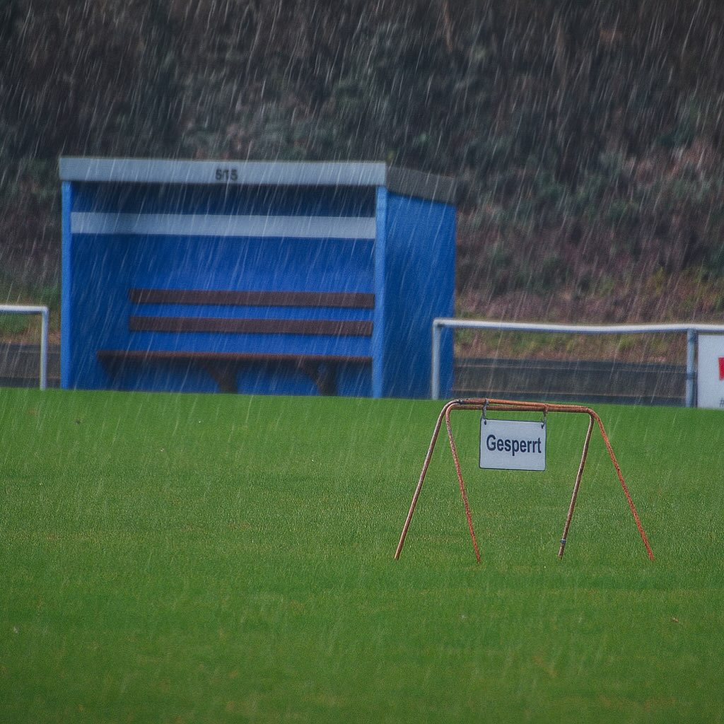 ‼️Spielausfall wegen Platzsperre‼️
Die für morgen angesetzten Spiele gegen @1.fc_rheinland_uebach und den @sv09scherpenseel müssen leider witterungsbedingt ausfallen. Unser Platz ist derzeit nicht bespielbar und wurde von der Gemeinde gesperrt.
Sobald neue Spieltermine feststehen, informieren wir euch umgehend. Vielen Dank für euer Verständnis! 💙🤍