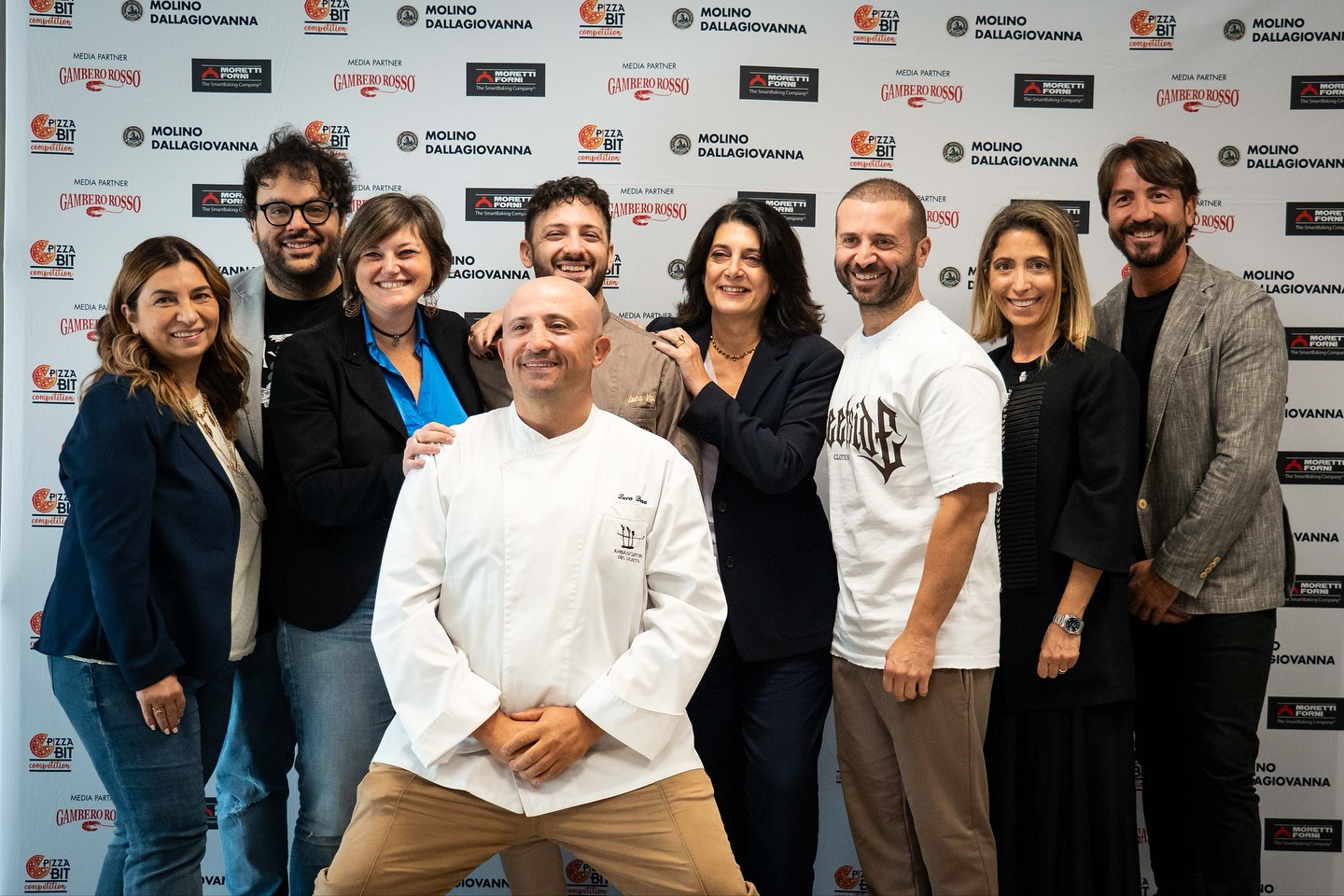 🍕🍕🍕Ecco una serie di scatti fotografici della quinta tappa delle gare regionali della quarta edizione del “Pizza Bit Competition” presso @mepalimentarisrl & @mepa_taste_academy
🔥🍕 Complimenti ai nuovi semifinalisti
ALESSANDRO BRUNER -> @bottegabruner
FRANCESCO PIO COMUNE -> @fra.1802
UMBERTO CUOMO -> @umberto_cuomo
🔥🍕 e a tutti i pizzaioli che hanno partecipato
ANDREA AVERSANO STABILE -> @aversanostabileandrea
LEOPOLDO SOMMESE -> @sommeseleopoldo
VALERIO CIAMBELLI -> @gourmeat_pizzeria
ANTONIO CARUSO -> @pizzeriatemagna
Grazie alla giuria e ai nostri partner per questa giornata stupenda: @gambero_rosso
MOLINO DALLAGIOVANNA
PIZZA BIT COMPETITION
MEPA ALIMENTARI
#dallagiovanna #molino #molinodallagiovanna #pizzabitcompetition #pizzalover #pizzabit #pizzabitlovers #gamberorosso #tombesi #tombesisrl