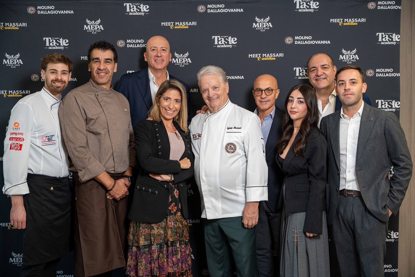 ✨ Un grande grazie al Maestro @iginio.massari , che anche quest’anno ha reso il “Meet Massari R-evolution” un viaggio indimenticabile ✨
La terza e ultima tappa del tour 2025 si è conclusa a Napoli, presso @mepalimentarisrl @mepa_taste_academy — una città che incarna perfettamente la passione, l’energia e l’arte della pasticceria italiana. 🇮🇹💛
Dopo le prime due tappe internazionali, chiudere proprio qui, nella nostra Italia, è stato il modo più bello per celebrare un percorso fatto di emozioni, condivisione e amore per la qualità. 🌍🥰
Il Maestro ha ancora una volta saputo ispirare e affascinare tutti i partecipanti, condividendo la sua visione e i segreti di uno dei grandi simboli del nostro patrimonio gastronomico: il Panettone. 👨🏼🍳
Un ringraziamento speciale anche a:
@joseromerobarranco
@giacomopinigram
@antoniocostagliola_pastrychef
@sabrina_dallagiovanna
GRAZIE DI CUORE A TUTTI!
MEET MASSARI
MOLINO DALLAGIOVANNA
FARINE SUPERIORI
GRANO LAVATO
IGINIO MASSARI
#dallagiovanna #molino #molinodallagiovanna #molini #moliniitaliani #madeinitaly #farinasuperiori #farinedagranolavato #granolavato #acqua #flour #italianflour #farinadallagiovanna #massari #meetmassari