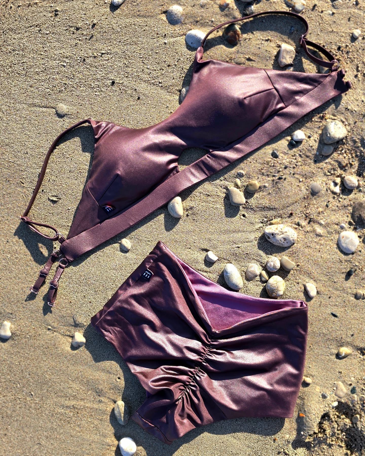 Co jest najlepsze w tym komplecie? 🤔 Trudno zdecydować! 💣
💛To, że założysz go zarówno na trening jak i na plażę?
🧡A może to, że jest niezwykle wygodny i będziesz się w nim czuła komfortowo a zarazem kobieco?
🤎Czy to ten delikatny połysk i najmodniejszy kolor sezonu Cię przekonuje?
Daj znać w komentarzu!
#swimwear #polewear #bikini #activewear #burgundy