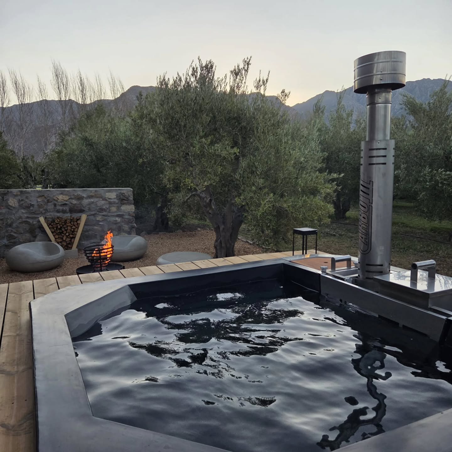 As the fire flickers and the mountains fade into dusk, there's nowhere else we'd rather be - pure Klein Nektar serenity 🥰
#montagu #route62 #kleinkaroo #selfcatering #selfcateringaccommodation
@montagutourism
@whatsonincapetown