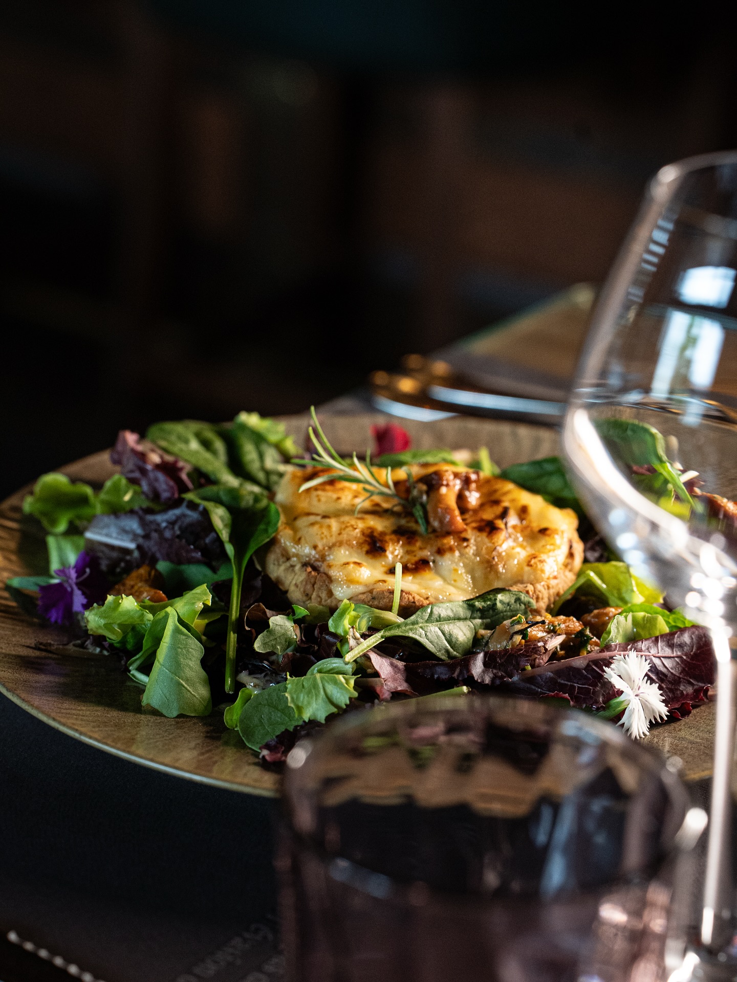 Il fait froid dehors, mais ici, c’est la chaleur des saveurs qui réchauffe les cœurs. 🍽️
#lechristina #fromage