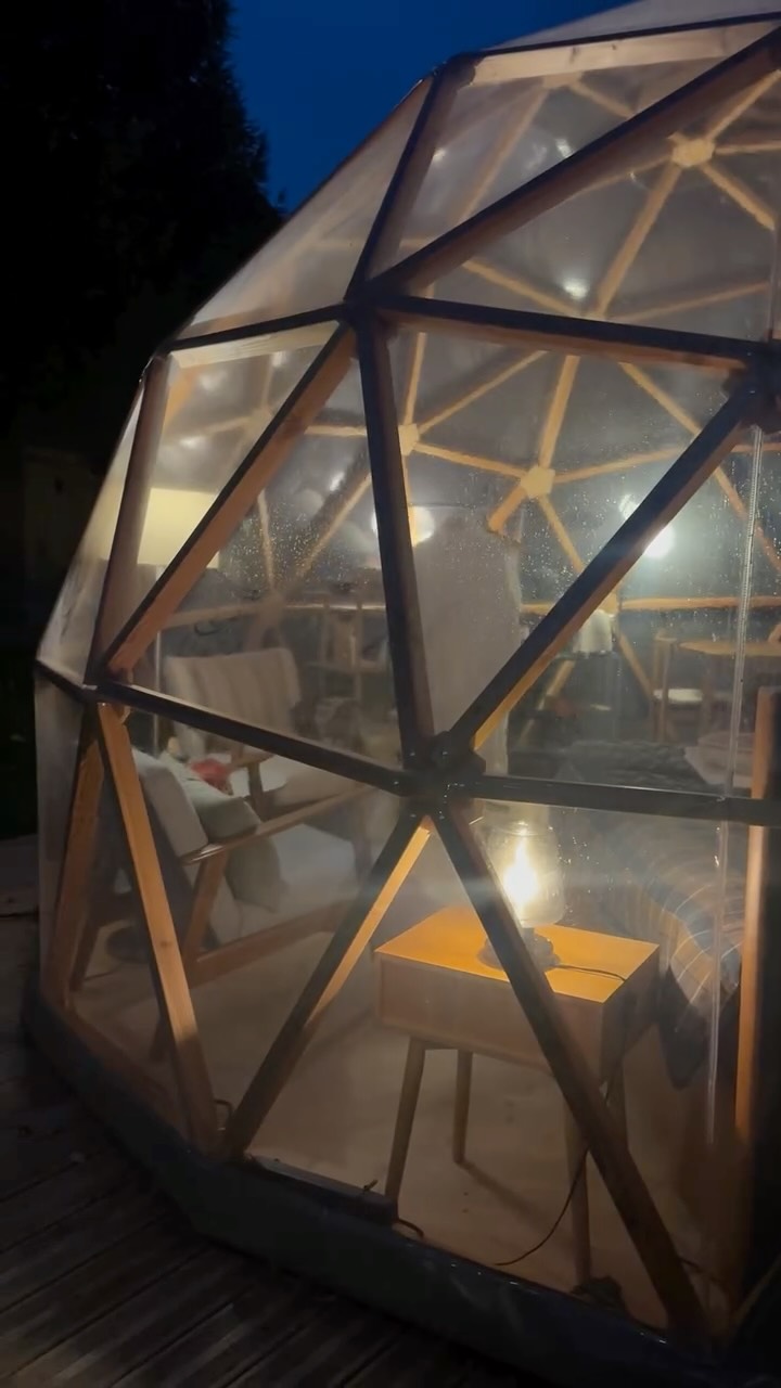 Les gens pensent qu’on se la coule douce au domaine…
Alors oui, parfois, 4 minutes par an, entre deux visites et trois mails de devis.
On chill. Intensément. Rapidement. Efficacement. 🤭🔥
Promis, on essaie de professionnaliser la détente.
Un jour, on y arrivera peut-être vraiment.
En attendant, on retourne allumer le feu. 🪵✨
Et toi… tu serais resté dans l’eau, avoue ?
.
.
.
.
.
#slowwedding #coulissesmetier #domaineduvaugency #bienetre #nature #marne #hautmariage #weddingfrance #weddinginspiration #lieudemariage #weddingvenue #backstagewedding #entrepreneurlife #entrepreneuse #coupleentrepreneur #proprietairesdemariage #momentsimple #vanlifeetbusiness #autourdunfeu #bainnordique #ecoresponsable #vivreautrement #tempspoursoi