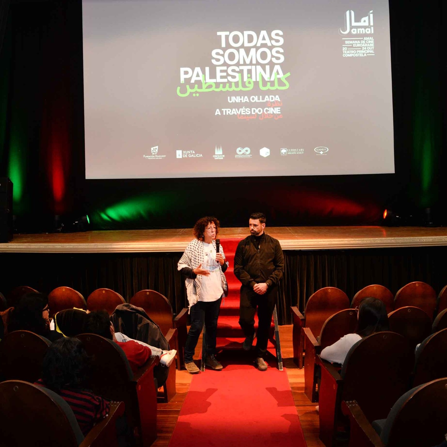📸 O pasado venres despedimos a XXIII edición de Amal coa presenza de @ghalebjaber_m, director do Festival e de Sandra Garrido, representante do @globalmovementtogaza.galiza e integrante da @globalsumudflotilla.
🙏 Grazas a todxs por acompañarnos un ano máis.
✊ #Todassomospalestina
#amal #fundaciónaraguaney #todassomospalestina #pontedeculturas #gaza #santiagodecompostela #TeatroPrincipal #galicia #mundoárabe #paisesárabes #arabworld #cine #cinema #películas #documentales #documentais #film #movie #movies #cinematography #festivaldecine #largometrajes #35mm #audiovisual