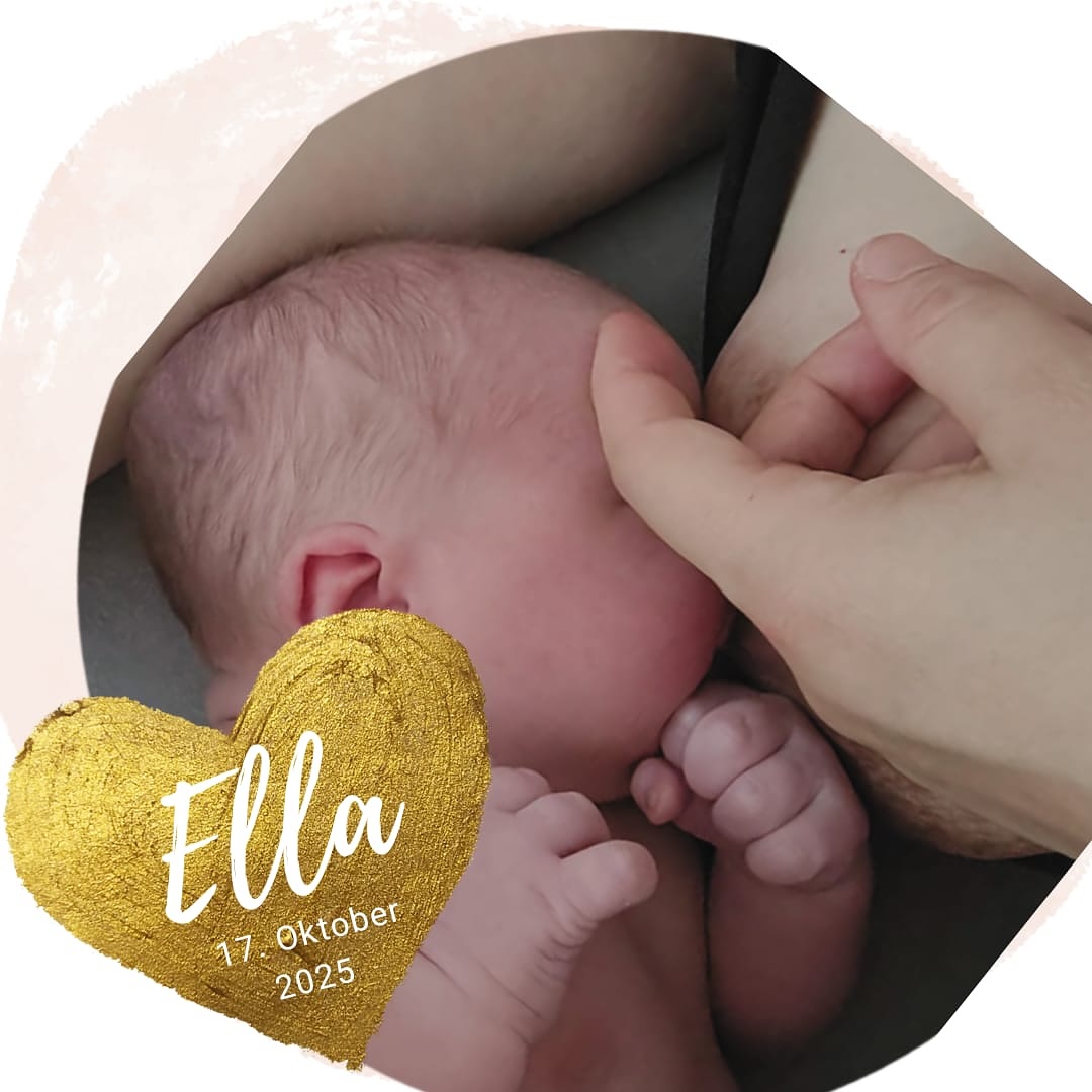 ✨ Willkommen, kleine Ella ✨
Als zweites Kind deiner Eltern hast du entschlossen, das Licht der Welt im warmen Wasser zu erblicken.
Nach einer Bauchgeburt bei deinem großen Bruder, konnte deine Mama es nicht fassen, als du ganz natürlich geboren bist.
Kraftvoll - in rasantem Tempo - überwältigend.
Du bist ein Wunder, kleine Ella und wir freuen uns sehr, dass deine Eltern den Weg mit uns gegangen sind. ✨
#Geburtshaus #Wunderwerk #Wassergeburt #natürlicheGeburt #Hebammenarbeit #Geburt #Bauchgeburt #VBAC #Geburtsreise #WillkommenElla #59
