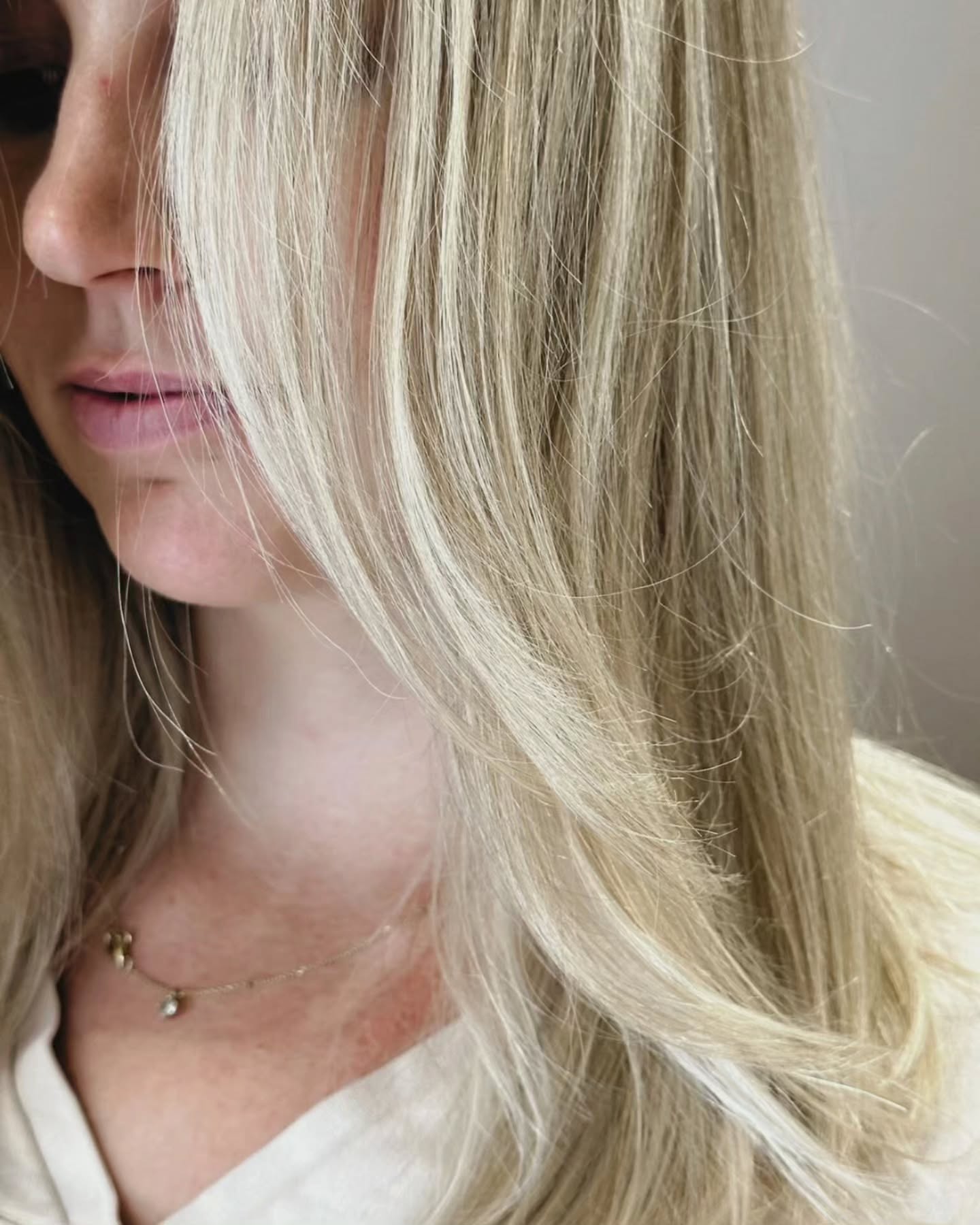 Effortless, bright, and perfectly toned - the kind of blonde dreams are made of 🌟
Hair by our blonde specialist: @sarah.doing.hair
#nativemanesalon #atlsalon #blondegoals #dimensionalblonde #atlantasalon #grantparksalon #nativemane