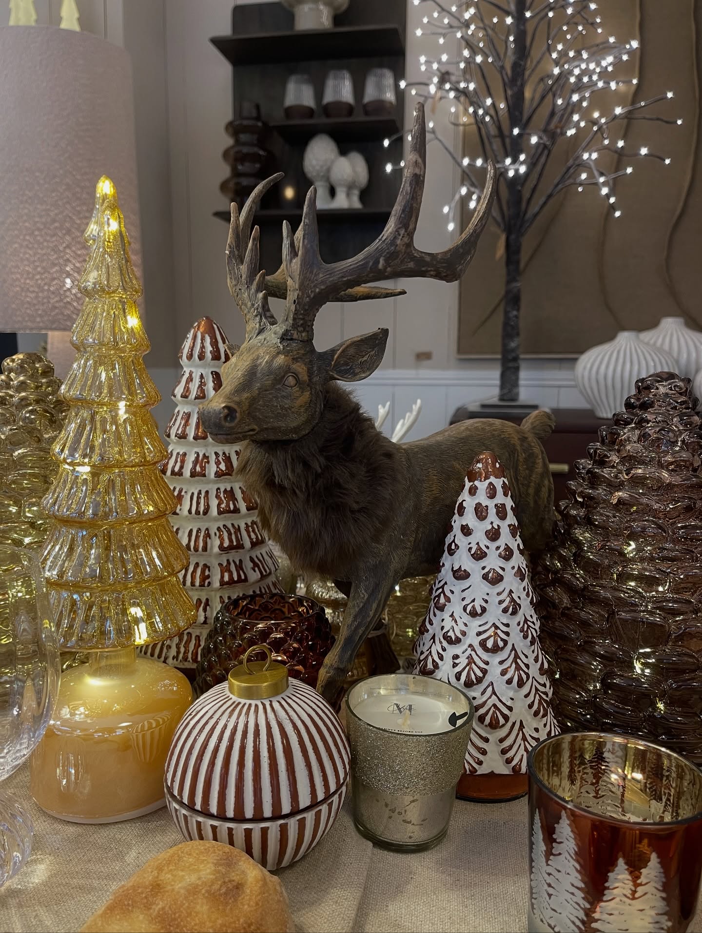 ✨ La table de Noël est installée ! ✨
Ambiance chaleureuse, matières naturelles et touches dorées… tout est prêt pour célébrer les fêtes avec élégance 🎁
Venez découvrir notre mise en scène de Noël en boutique et laissez-vous inspirer pour vos décorations de fin d’année 🌲
📍 La Maison de Malaure – 37 Rue de Metz, Toulouse
💻 lamaisondemalaure.fr