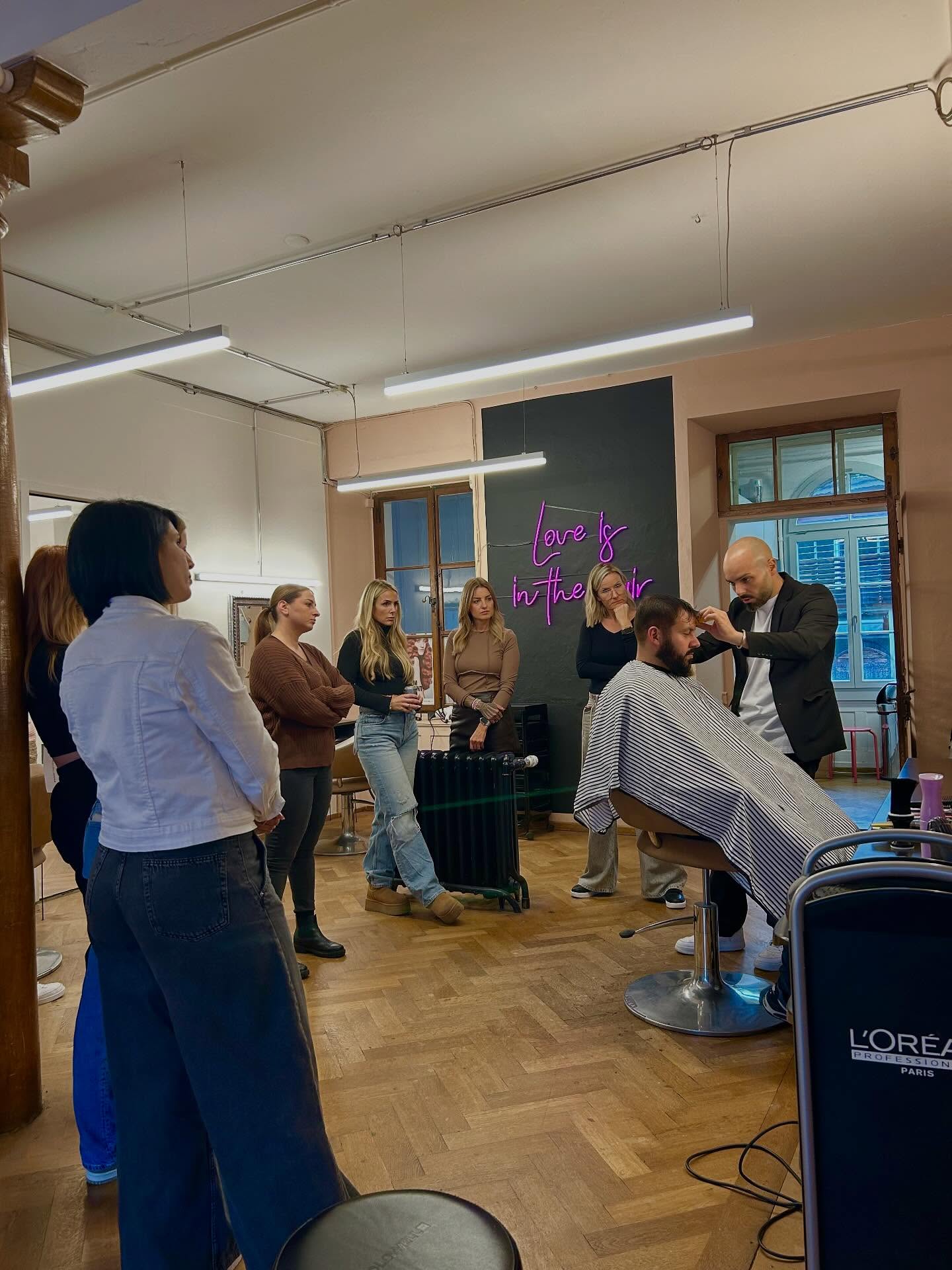 Workshop zum Fade-Haarschnitt 🔥
Ein intensiver Nachmittag voller Technik, Leidenschaft und Motivation!
Vielen Dank an das großartige Team für die Einladung ! @cocoon_styling 🚀