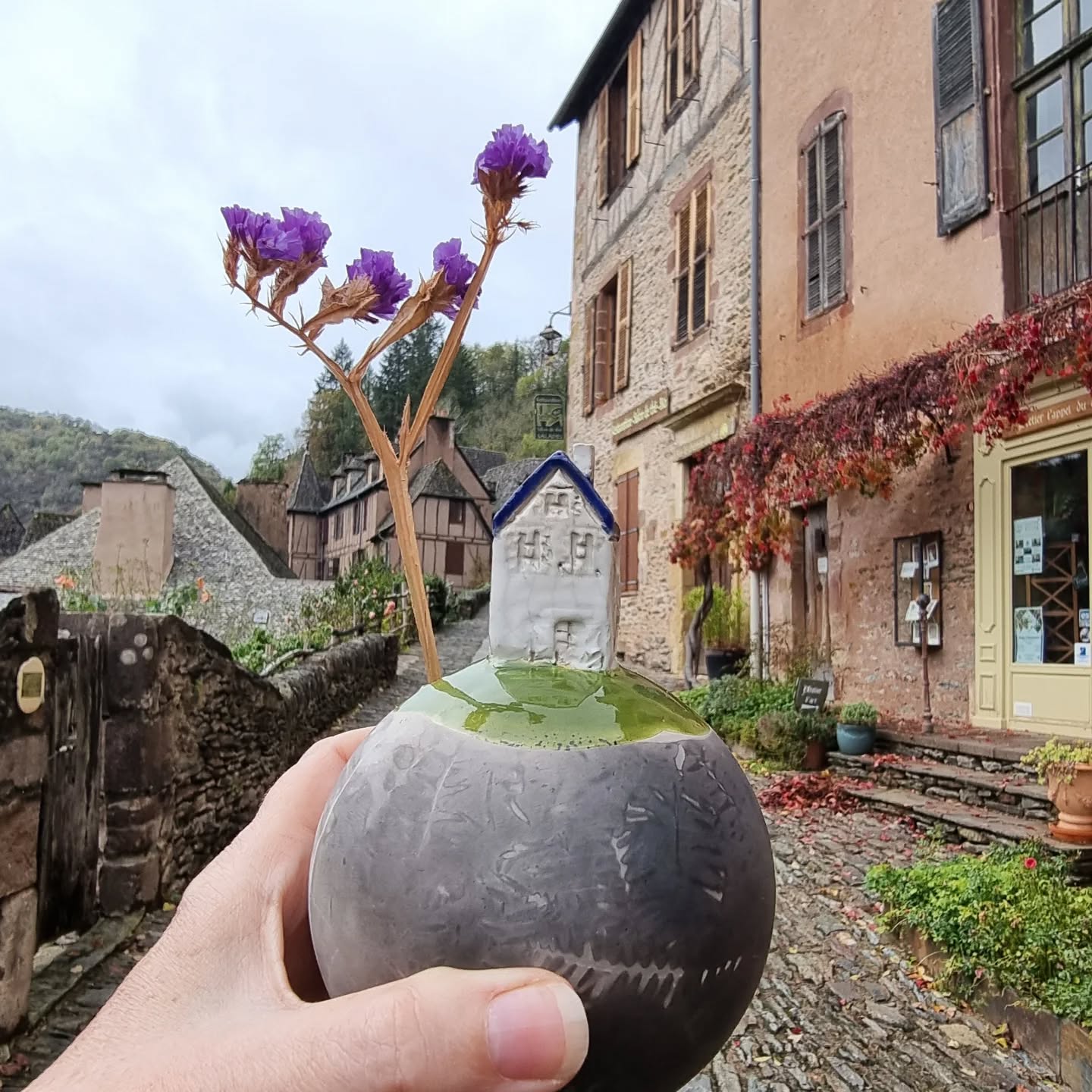I can see my house from here ! 😂
Karine @karine.durand10 made this sphere especially for me based on my actual house ! Isn't it absolutely fab ? A perfect rendition of my little house 🏠