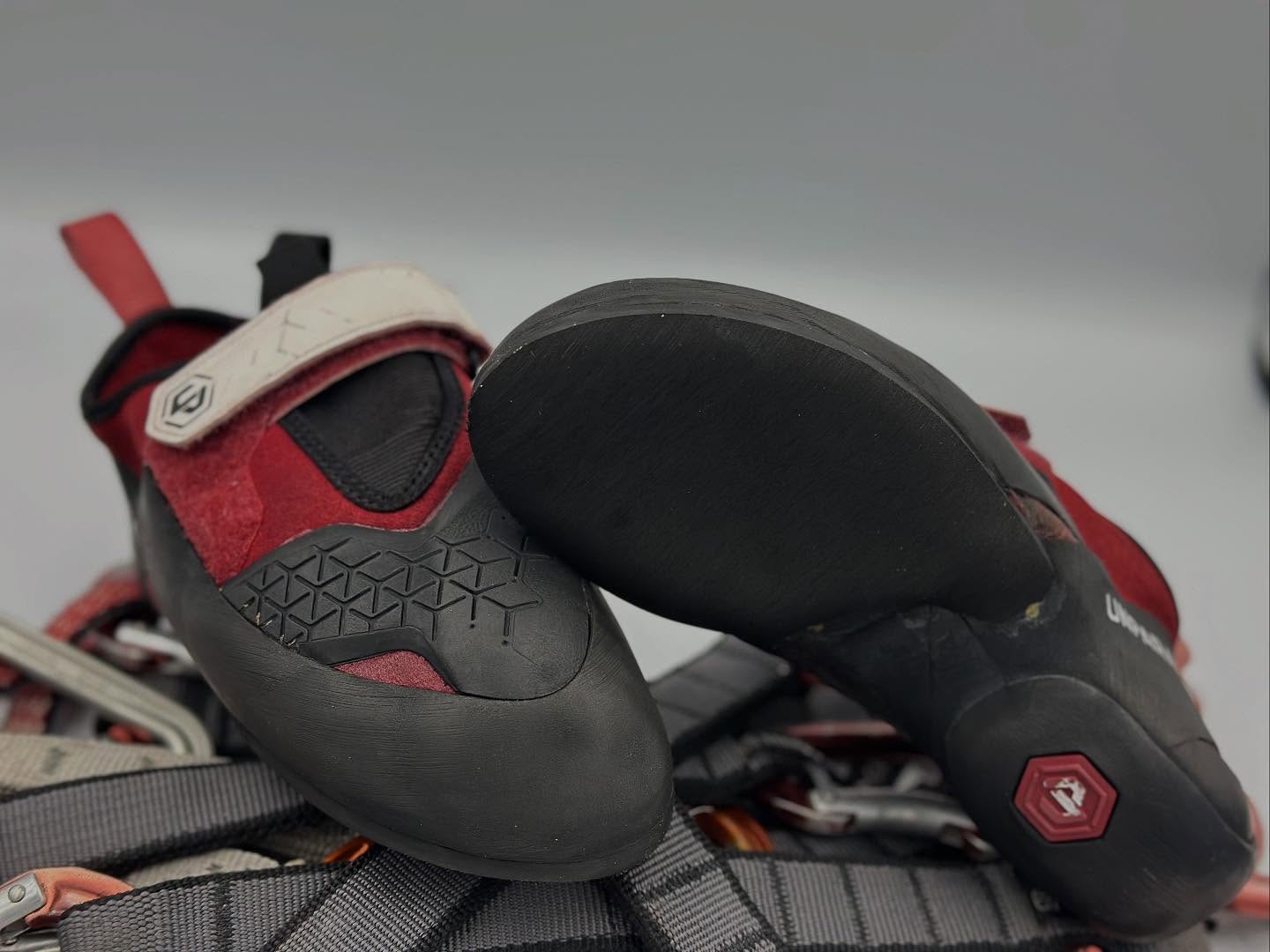 ✨ Like brand new! ✨ Full split sole replacement with Vibram XS Edge 4mm and a thorough clean 🧼🧽. Ready to crush it! 🧗♂️ #climbingresolesaustralia #reducereuserecycle #GoodAsNew