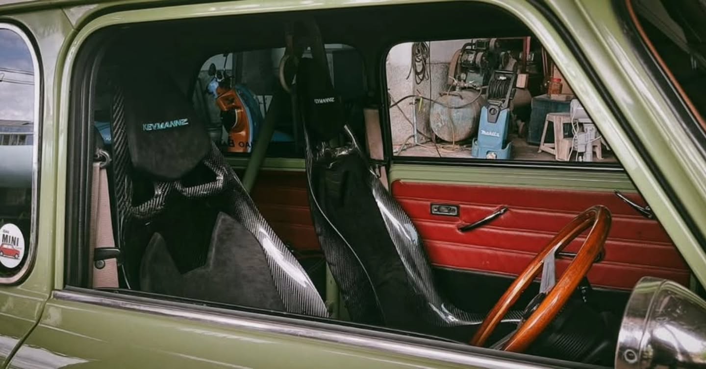 KevMannz CF seats V3 with black Alcantara padding in Mini Austin.