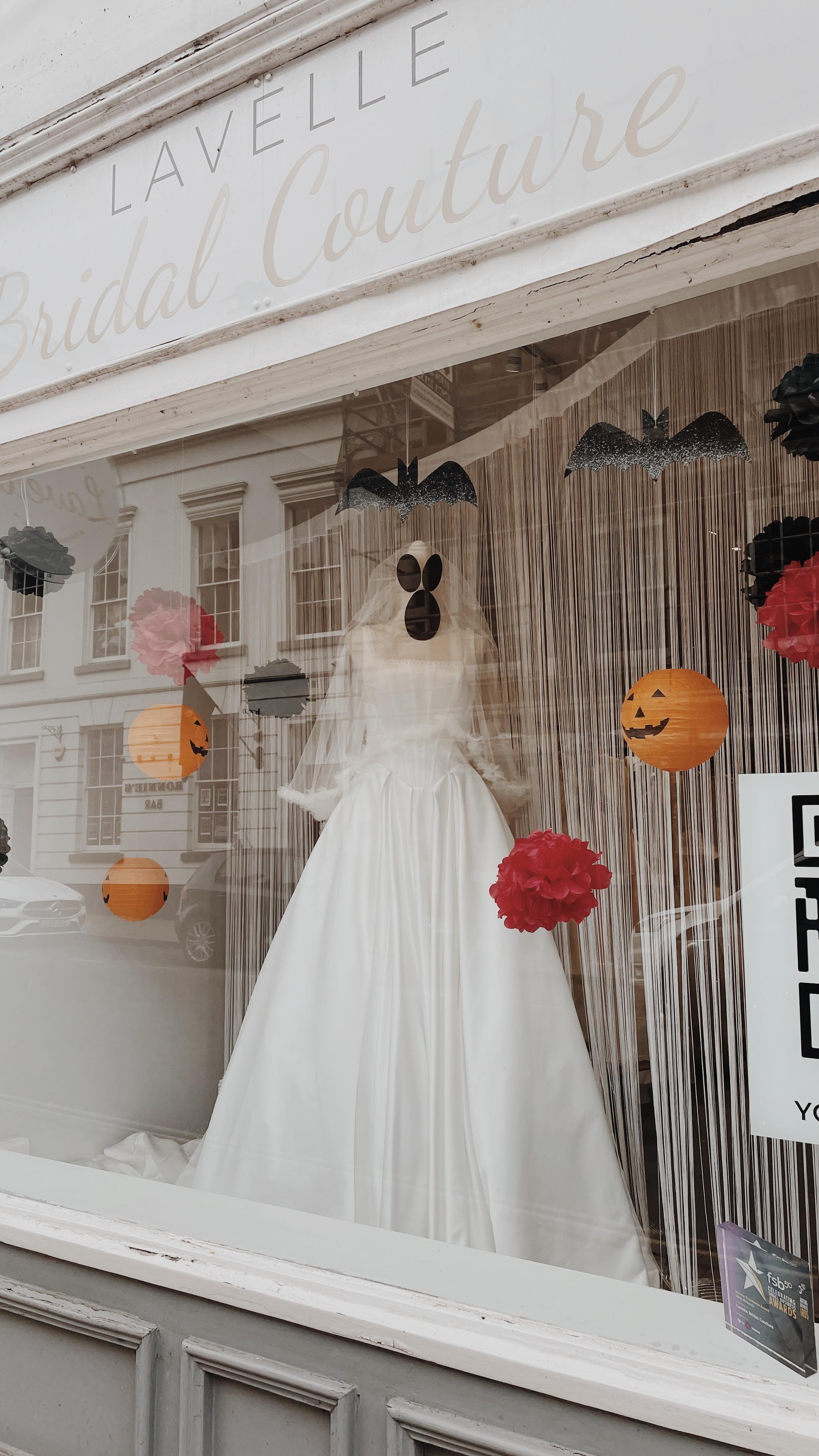 Dando London Balmoral is in the window ready for Halloween.
To be honest my ‘ghost bride’ looked way better in my head than what it came out as but hey, I tried 😅👻👰♀️
Back to the dress…I love this one. Square beaded neck, low back, basque corset waist and full skirt 💗
#dandolondonbalmoral #basquewaistweddingdress #squreneckweddingdress #satinweddingdress #warwickshirewedding