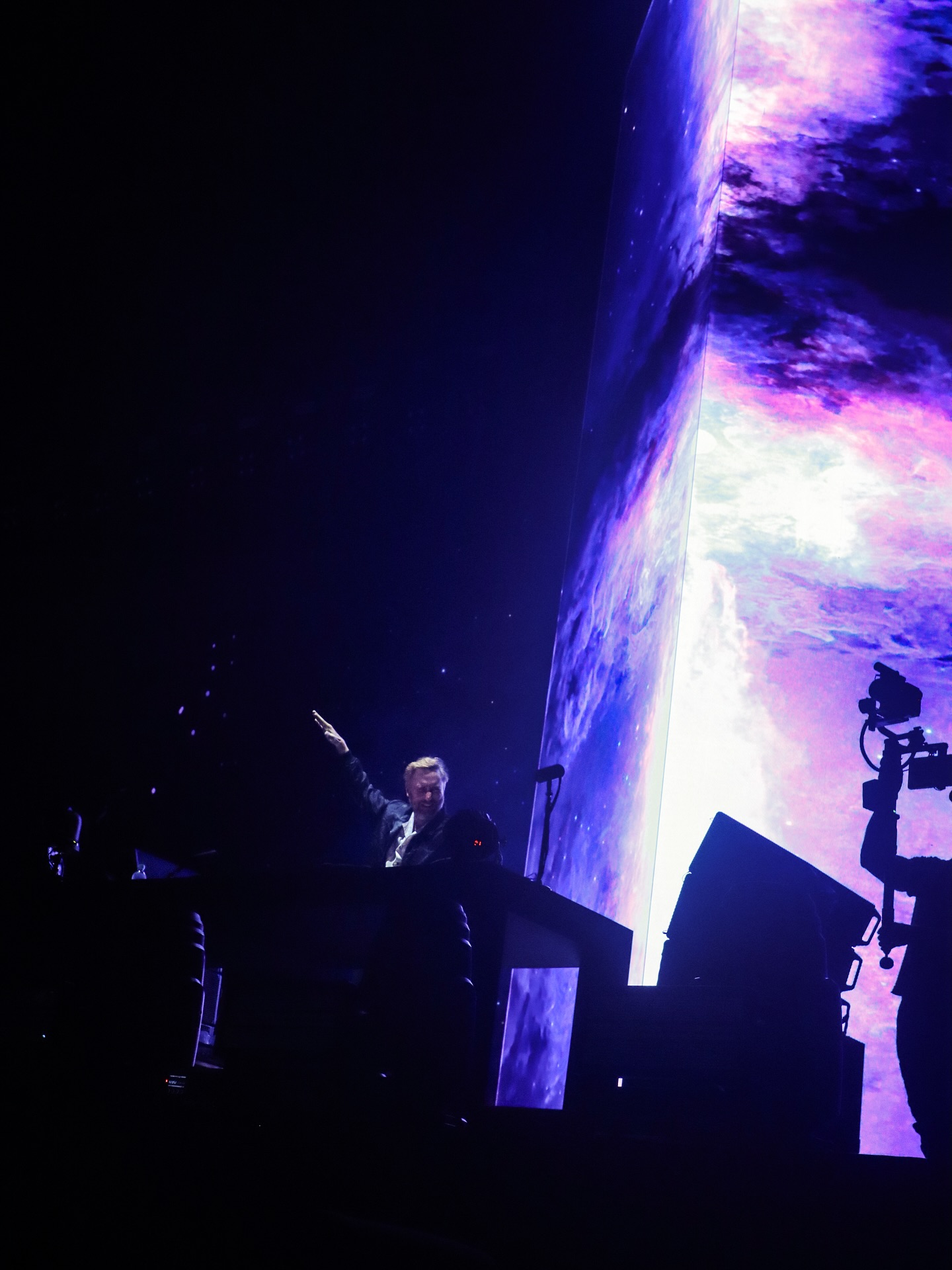 ▪️ @davidguetta en Colombia
▪️ Un evento de @breakfast_live
📌 Bloggaleriadearte.com
Guetta ofreció un espectáculo monumental. La producción de luces, pirotecnia y visuales fue de primer nivel, creando una atmósfera vibrante y masiva a la altura de un sold out.