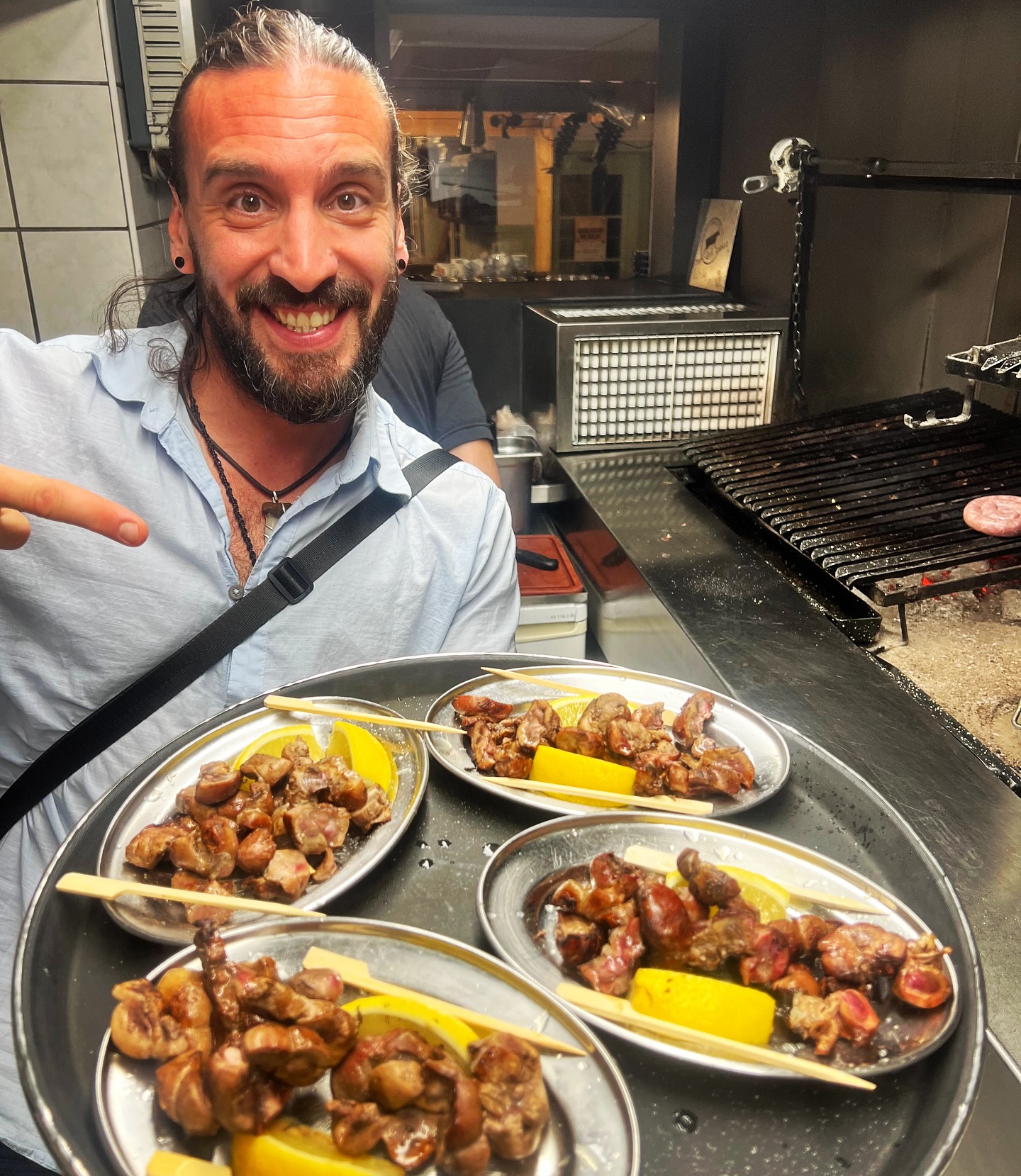 ¡Riñones! - Nierli vom Holzkohlengrill!! Argentinien in Basel… komm vorbei!
Di-Sa ab 17Uhr und Mi-Fr von 12-14Uhr!
#chequelomo #riñones #parrilla #argentina #suiza #gastronomia #nierli #holzkohlegrill #basel #baselfood #food #lovers #restaurant #kleinbasel