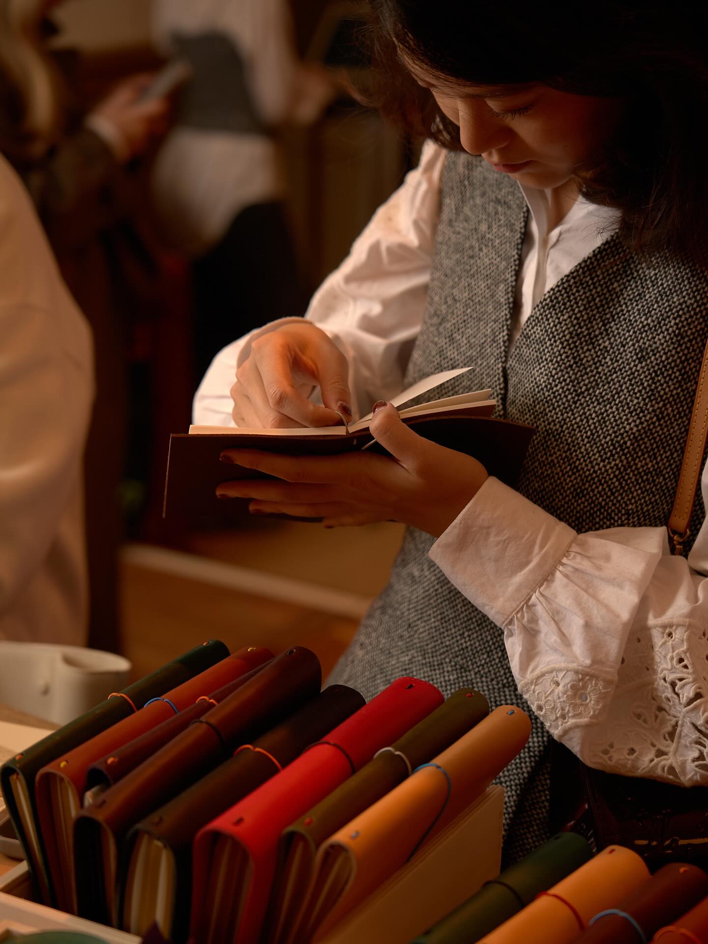Bienvenue à la maison.
Paper, leather & a little bit of magic: that’s the paper republic way.
With the opening of their new flagship, a home devoted to handcrafted leather journals, we celebrated what makes paper republic unique: the art of slowing down, creating with care, and finding beauty in every detail.
Warm light, crisp pages, autumn flavors & that irresistible scent of fresh leather. An evening that felt like coming home.