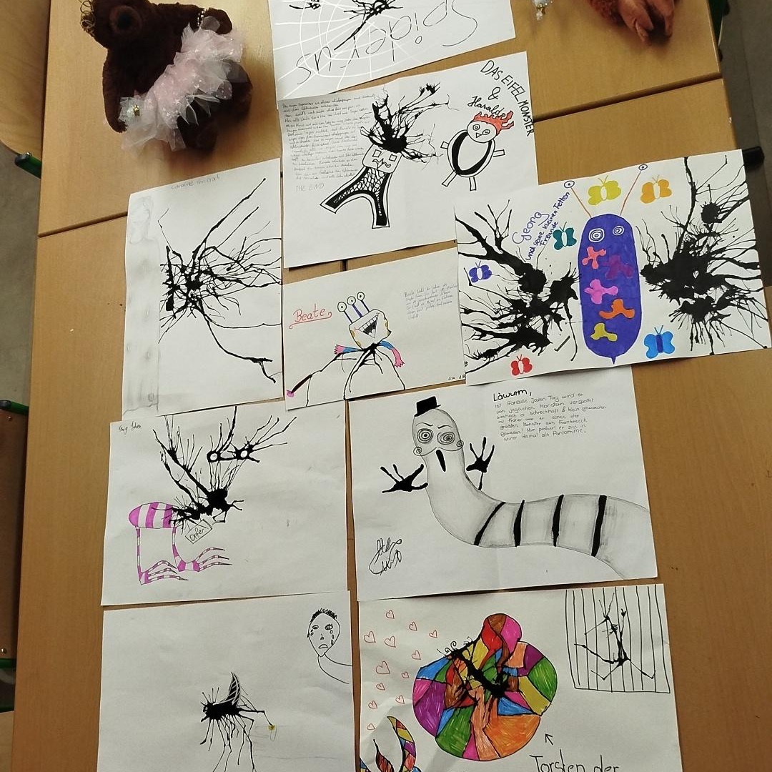 🎨 Daily Monster der 1HLS 👾
Aus einem einfachen Tuscheklecks wurde bei uns pure Kreativität! ✨
Mit Pinsel und Strohhalm haben wir die Tusche über das Papier gepustet – und plötzlich entstanden ganz eigene Wesen. 🖌️
Zu jedem unserer Monster haben wir uns sogar eine kleine Geschichte ausgedacht. 💭💫
Was seht ihr in unseren Daily Monstern? 😍
#DailyMonster #Kreativprojekt #1HLS #Kunstunterricht #Kreativität #Tuschekunst #Kunstschule #Inspiration #ArtClass