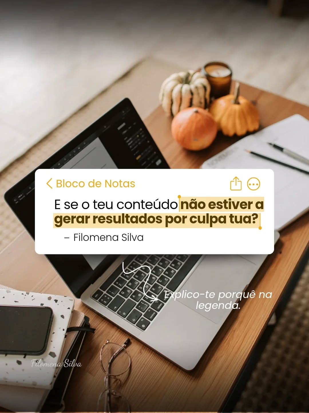 Já reparaste que há posts incríveis que passam despercebidos? Às vezes o problema não é o conteúdo. É a ausência de um apelo à ação.
Apelo à ação (ou, em inglês, call to action, ou CTA) é simplesmente um convite sobre o que queres que a pessoa faça a seguir: comentar, guardar, partilhar, visitar o teu website, enviar mensagem, etc.
Mas há um mito enorme à volta disto:
👉 “Se fizer apelos à ação, pareço chata.”
👉 “As pessoas já sabem o que fazer, não preciso de lhes dizer.”
A verdade é que as pessoas não sabem. Num feed cheio de informação e distração, um convite direto ajuda o teu conteúdo a não se perder no meio de outros tantos. E repetir o apelo à ação em diferentes posts não é ser chata, é ser estratégica.
Quem te descobre hoje pode estar a ver o teu conteúdo pela primeira vez. E talvez seja esse pequeno convite que a leva a agir.
O segredo está na forma como o fazes:
Os apelos à ação funcionam quando fluem naturalmente com o tom da tua mensagem, e não quando soam a obrigação, como se estivesses a forçar algo.
Experimenta:
❌ “Comenta já!”
✅ “Diz-me se também sentes isto.”
❌ “Clica no link.”
✅ “Se queres perceber como aplicar isto no teu negócio, escreve "sim" nos comentários.”
Um bom apelo à ação não pressiona. Convida. E é isso que transforma leitores em seguidores mais ativos, de forma leve e autêntica.
E tu, já usas apelos à ação no teu conteúdo? Notas diferença nas interações? Partilha comigo nos comentários. 👇