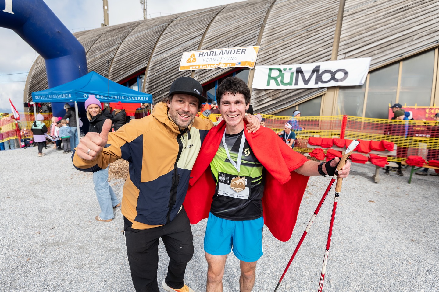 Fulseck on Fire – BEINHOAT 2025! 🔥
Schon fast eine Woche ist vergangen, seit der Startschuss gefallen ist! 🚀 Von der ersten Sekunde an war die Stimmung unglaublich – Adrenalin, Motivation und pure Energie überall.
Ob Profi oder Hobbysportler: Jede:r Teilnehmer:in hat alles gegeben und gezeigt, was Teamgeist und Leidenschaft wirklich bedeuten. Es war einfach legendär! 🏔️🙌
Ihr wollt die besten Momente noch einmal erleben? 📸 Alle Fotos vom Renntag findet ihr jetzt in unserer Galerie auf der Website. Klickt rein, scrollt durch und lasst die Erinnerungen wieder aufleben! 🏃🏃♀️
#beinhoat #beinhoatdasvertical