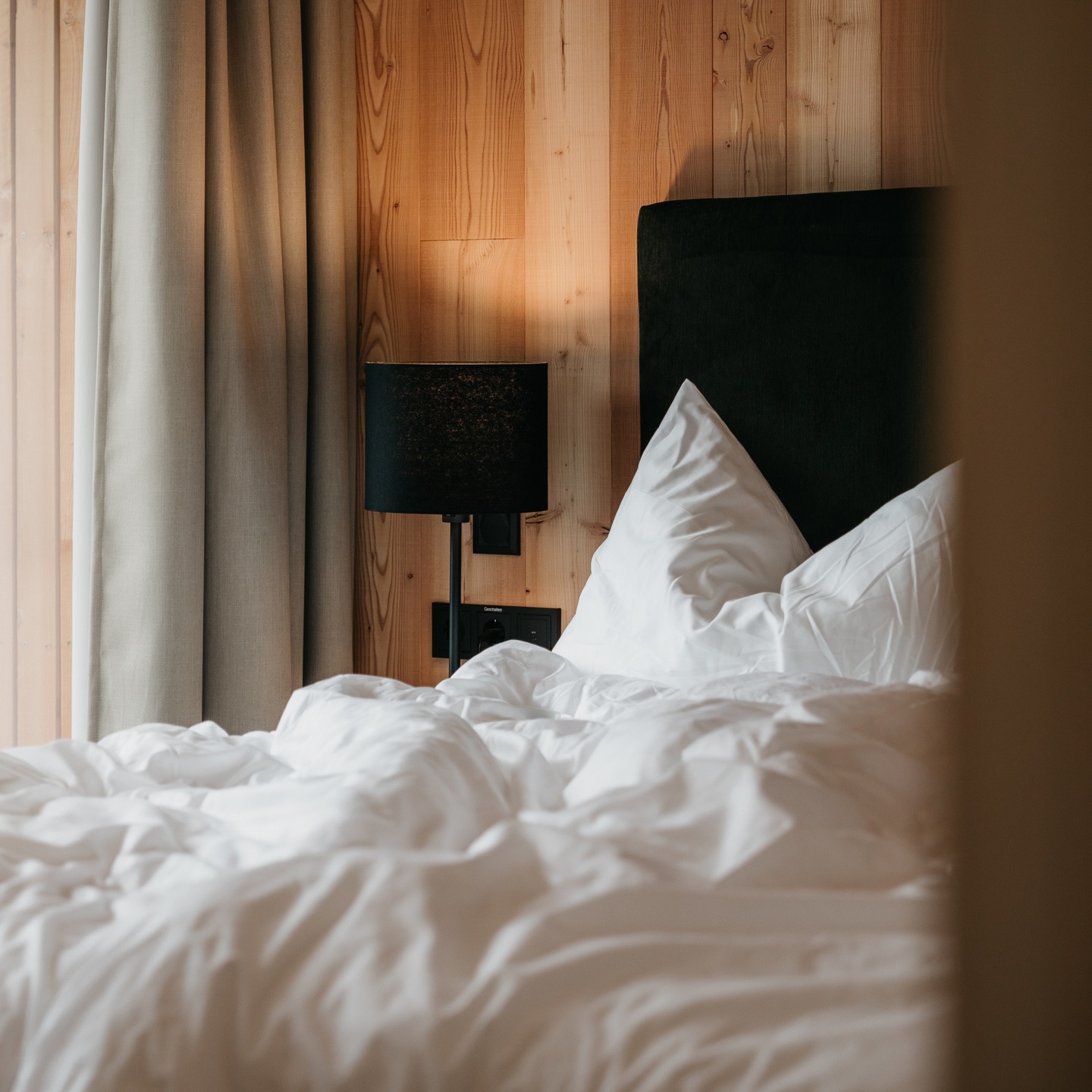 The days are getting colder — make yourself comfortable and stay in our Lärchenlodge
#Laerchenlodge #Stubaital #CozyMoments #WinterVibes #MountainHideaway #AlpineRetreat #SkiSeason #CozyInTheMountains