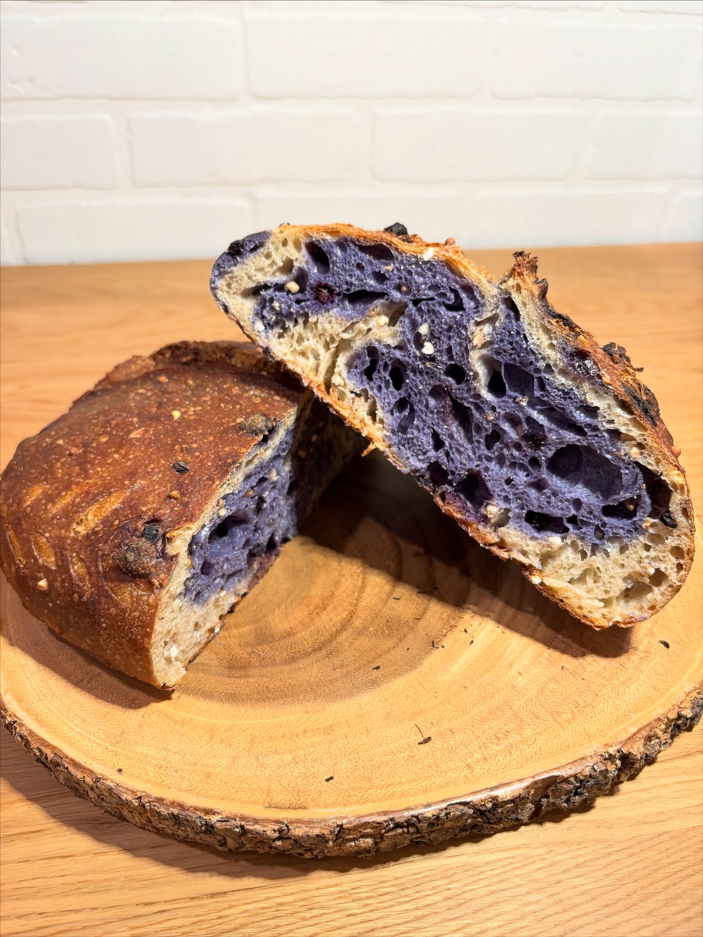 Aujourd’hui, je me suis fait plaisir… et j’ai laissé aller ma créativité 😌
Un pain pas tout à fait sage, ni parfait — à 90 % d’hydratation, faut pas se le cacher, ça se façonne pas tout seul 😅
Mais la mie… tendre, vivante, pleine de goût 💛
J’avais envie de m’amuser un peu, de faire voyager les yeux autant que les papilles.
Alors j’ai sorti le grand jeu : sarrasin, épeautre, érable, bleuets et fleur de pois de papillon 💙
Un pain qui goûte la liberté… et les petites folies du moment 💭
Si tu as envie d’y goûter, inscris-le en commentaire…
et qui sait, il sera peut-être au menu de ma prochaine fournée ☺️
#SurLaRouteDuLevain #FournéesÉphémères #LaMieNomade #painsarasinbleuetserable