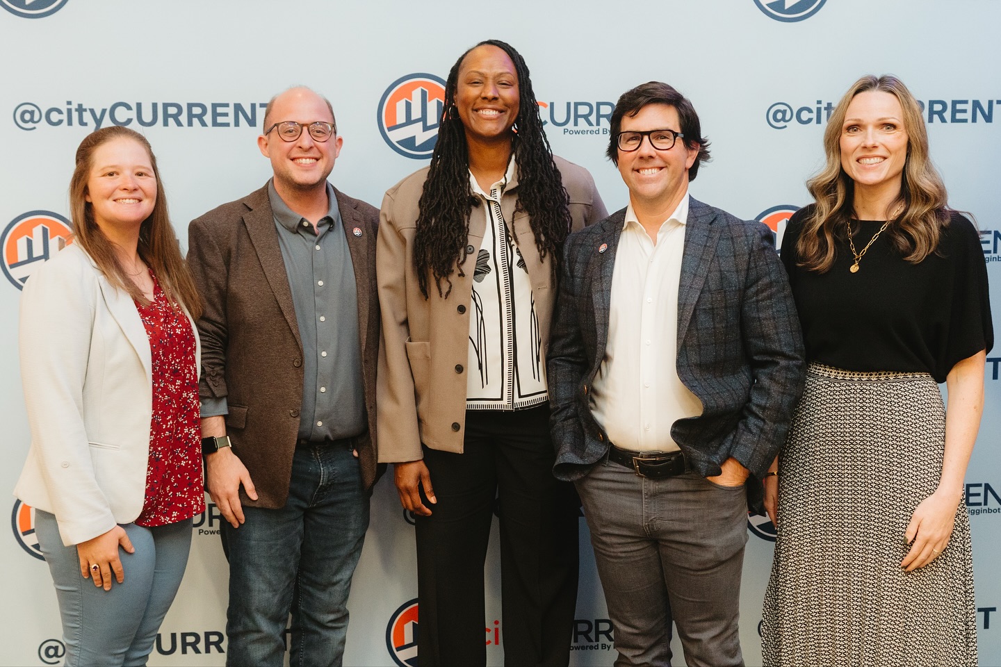 Such a special morning with Chamique Holdsclaw and hundreds of business and community leaders, college and high school students and student athletes, coaches, and so many ChangeMakers in Memphis who came out for our @citycurrent signature speaker series event hosted by @deltadentaltn!
We had the @memphiswbb team out in full force with coach @alexsimmons2 and @spillow322, students and coaches from schools like @houstonhighgmsd, @mscsk12, @freedom_prep_charter_schools, and @bartletthighschooltn. We honored @agapelovesmemphis as our charity spotlight and then Delta Dental of Tennessee surprised them with a donation as part of their 60th anniversary celebrations and to help support the upcoming Memphis Hope Summit. Thanks to @mednikowmemphis we had an amazing giveaway of diamond earrings, perfect as we start heading into the holiday season. The night before, we had dinner at @napacafe and it was filled with laughs, endless delicious food, and so many great stories and conversations. These are just a few of the special moments.
Nicknamed the “female Michael Jordan,” Chamique Holdsclaw is a true basketball legend. She led the University of Tennessee Lady Vols to three straight NCAA national championships, won Olympic gold, and became the #1 pick in the WNBA Draft before going on to a Rookie of the Year title and six All-Star appearances.
But her biggest victory has been off the court. After years of silently battling depression, anxiety, and bipolar disorder, Chamique’s journey took her to a breaking point, and then to healing. This morning she shared her powerful story with honesty and heart, inspiring our audience to confront stigma, open up about our mental health, and find hope in the most challenging places. “A closed mouth doesn’t get fed.” We need to talk and share about our challenges and support each other in community. We power the GOOD together!
So many special moments and powerful takeaways! Chamique received two standing ovations! Thank you to everyone who came out this morning and for all those working to power the GOOD!