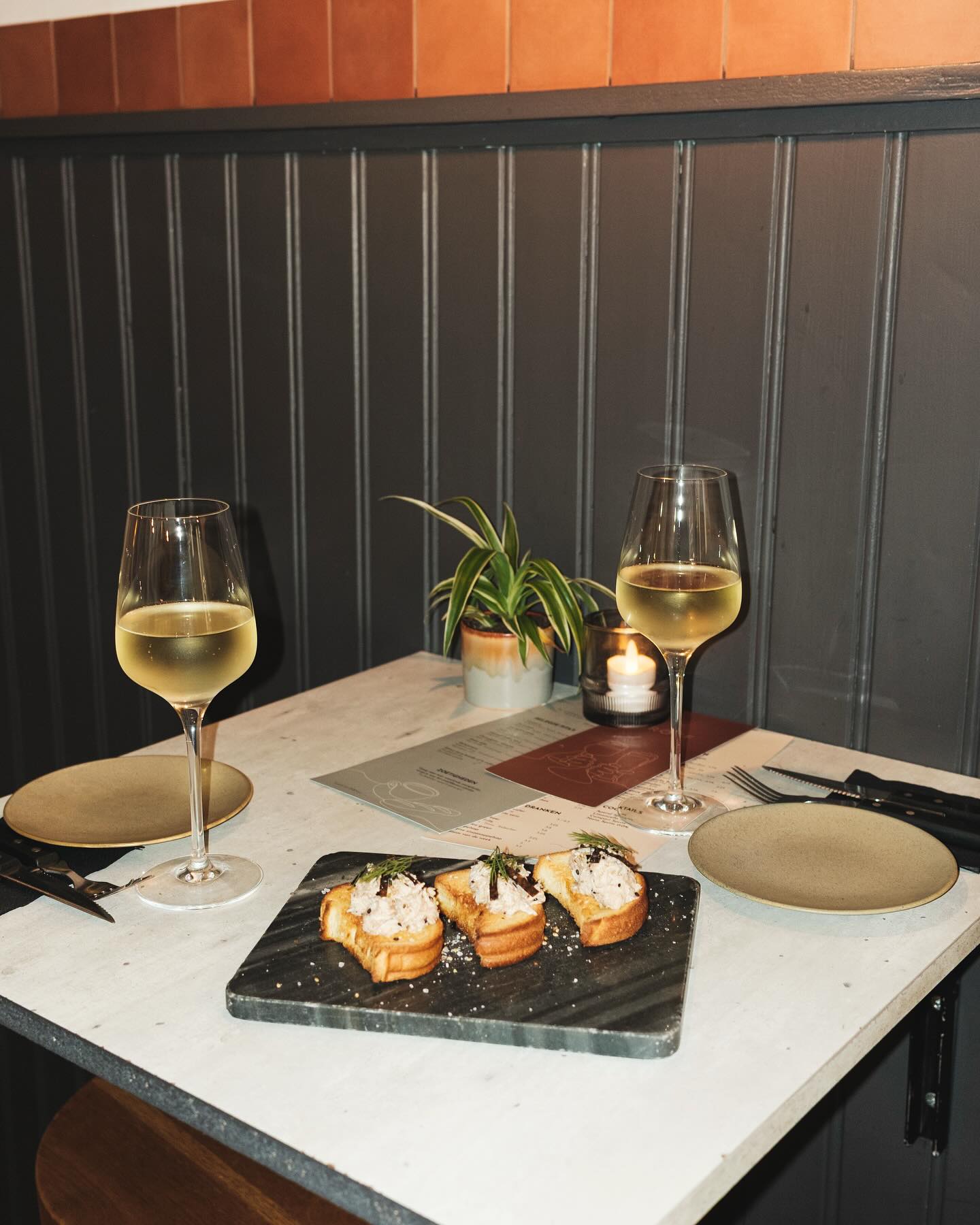 Laatste week van deze heerlijke special: Geroosterd brioche met krabcrème, nori, furikake & dille. Kom je nog eventjes proeven? 💫