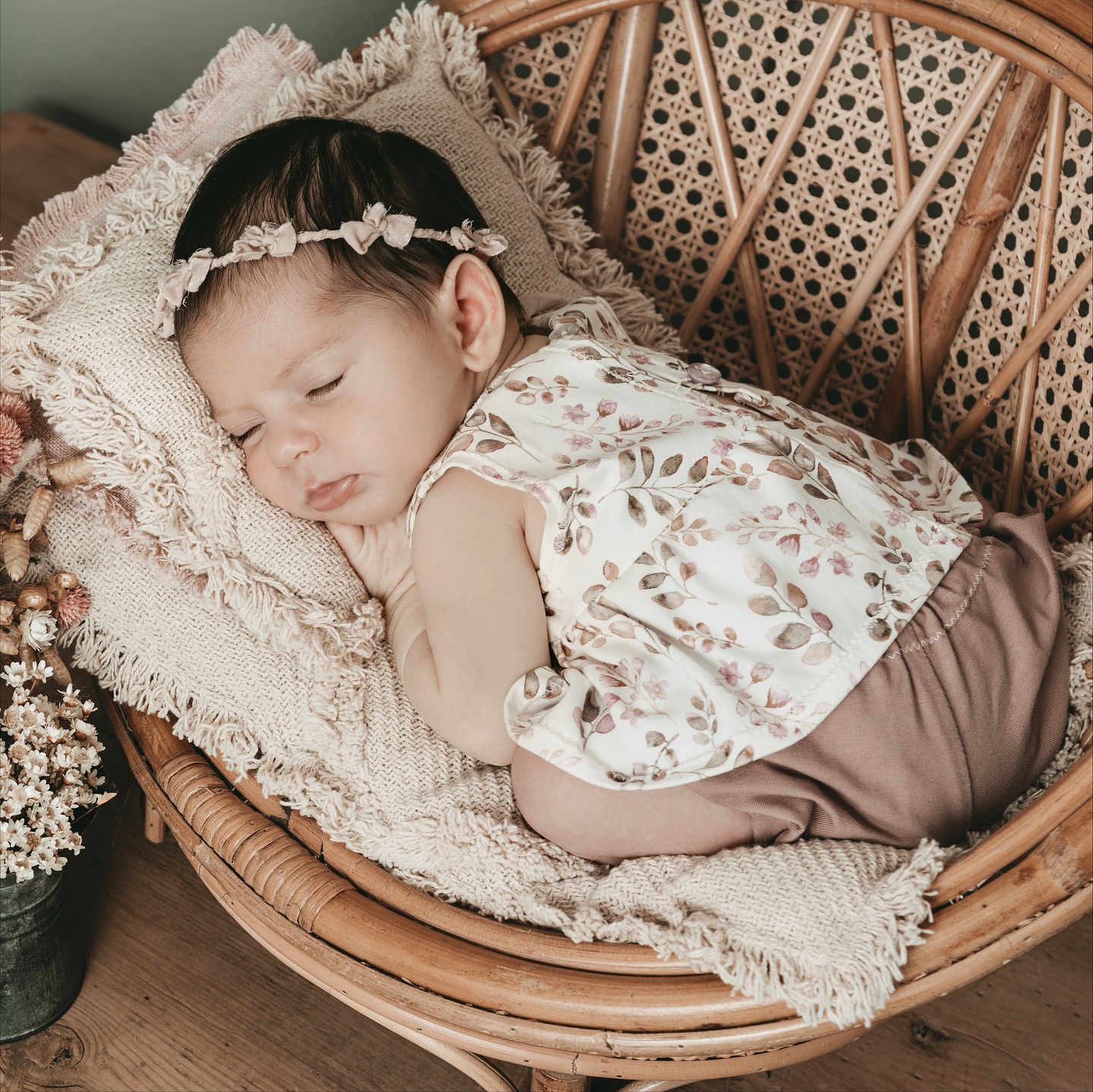 Wiedersehen mit einer kleinen Familie, die mein Herz schon einmal erobert hat 💖
Die große Schwester durfte ich schon als Baby fotografieren – und jetzt war auch ihre kleine Schwester bei mir. So bezaubernd, so zart, und diese Wimpern… einfach wunderschön 🩷 #newbornshooting #neugeborenenfotografie #fotografineschweiler #babyfotografie #babyfotografeschweiler #kinderfotografie #eschweiler #stolberg #düren #alsdorf #stolberg