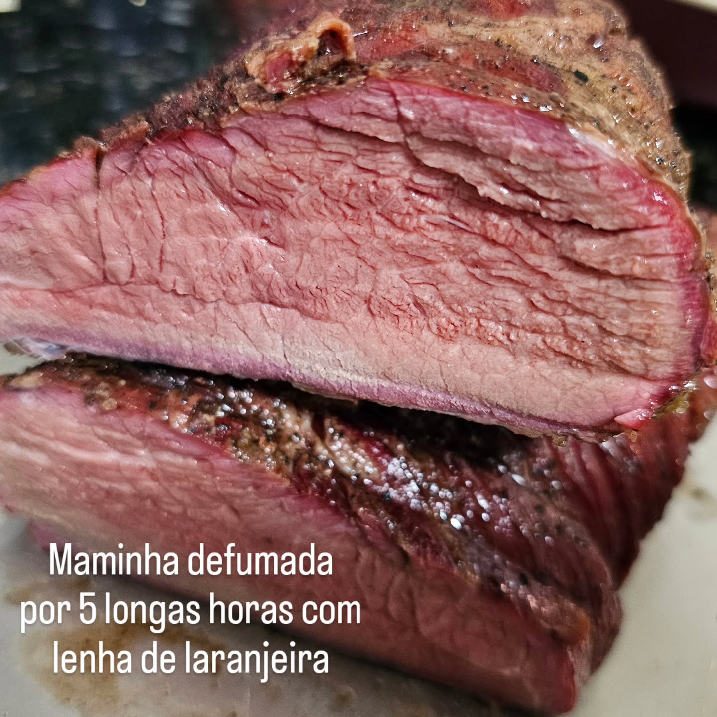 🔥 Primeiros testes do aprendizado em defumação!
Essa maminha saiu do defumador com um anel de defumação lindo, aroma intenso e sabor que surpreendeu até quem já conhece meu churrasco.
Cada nova técnica é uma descoberta — entender o tempo da fumaça, a textura, o ponto… tudo isso transforma o simples ato de assar carne em um verdadeiro processo artesanal.
Agradecimento especial ao @roberto.bocabello
e seu time que fazem o processo de aprender algo leve, com muito apoio e zelo. Parabéns galera!
💨 E vem muita coisa boa por aí… novas técnicas, novos aromas e experiências únicas direto da brasa!
#EntreCortesECores #ChurrascoArtesanal #Defumação #SmokeRing #MaminhaNaFumaça #BBQLife #BrasaGourmet #Aprendizado #CulinariaComPropósito #ChefDaBrasa